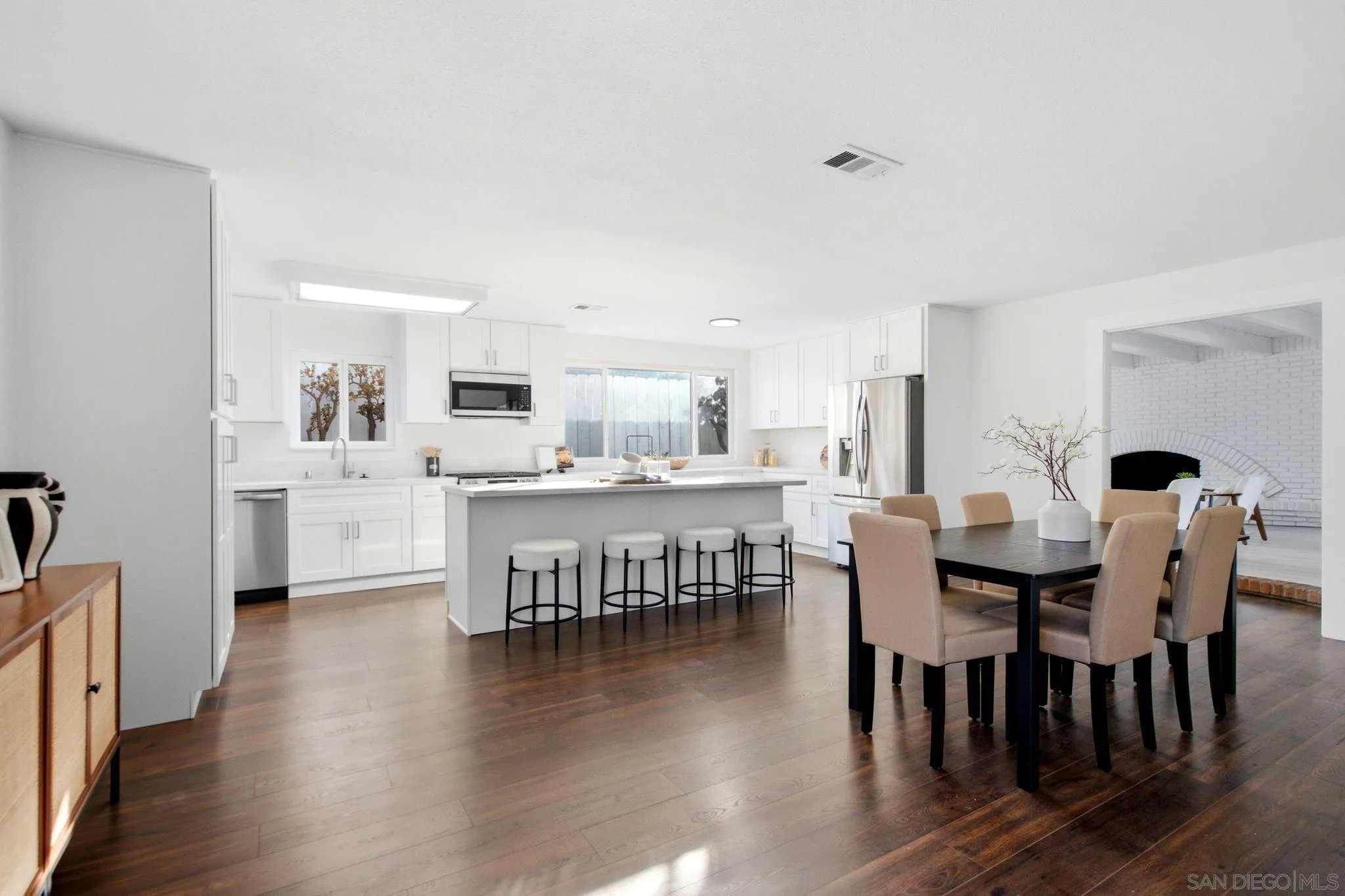 https://cdn.realtyfeed.com/cdn/127/260017975/d3611b109584b80b604ad97e79ac2246.webp