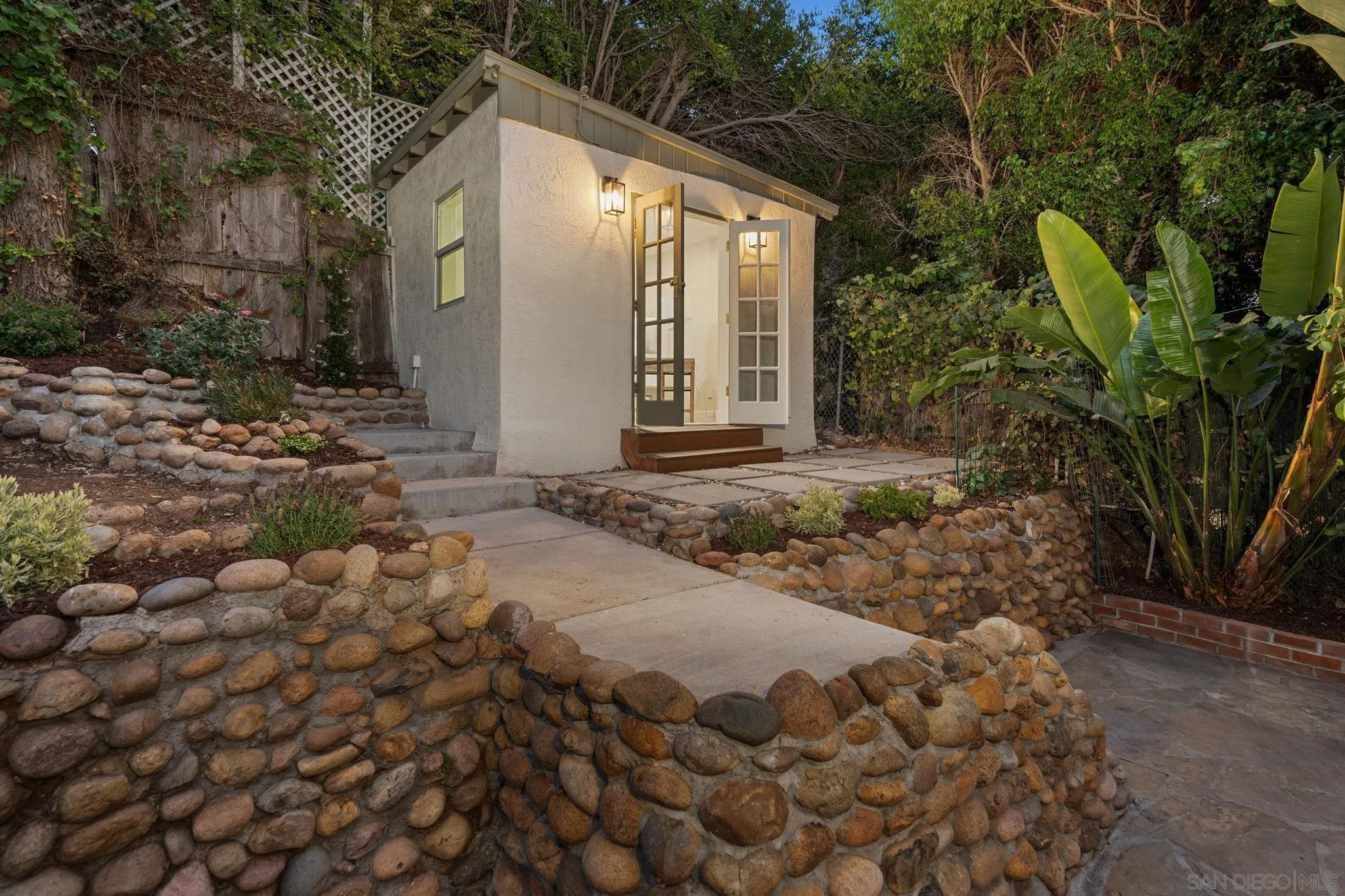 https://cdn.realtyfeed.com/cdn/127/260018002/00edf8ceff53581f84413be744ee7da5.webp