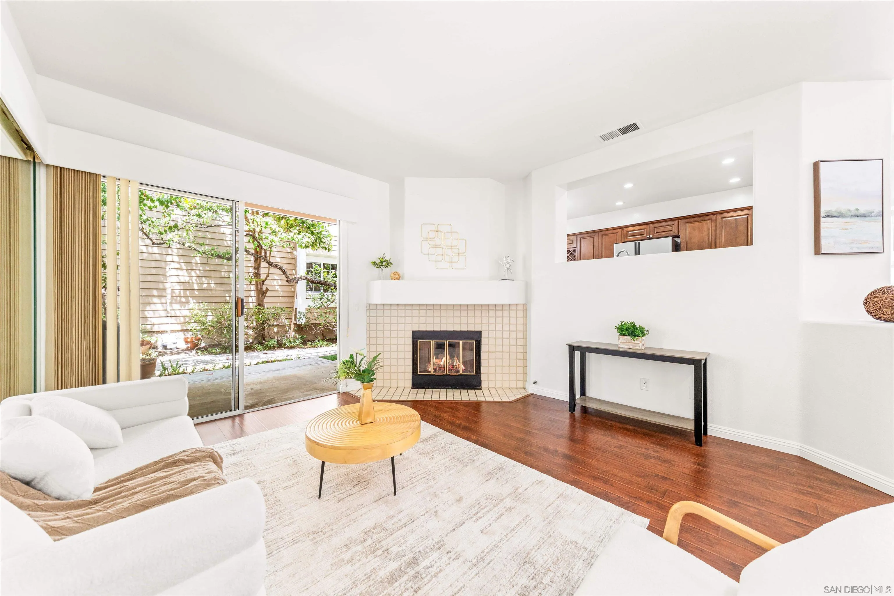 https://cdn.realtyfeed.com/cdn/127/260018009/f940d2f28efaa740a5d4fb115ea68299.webp