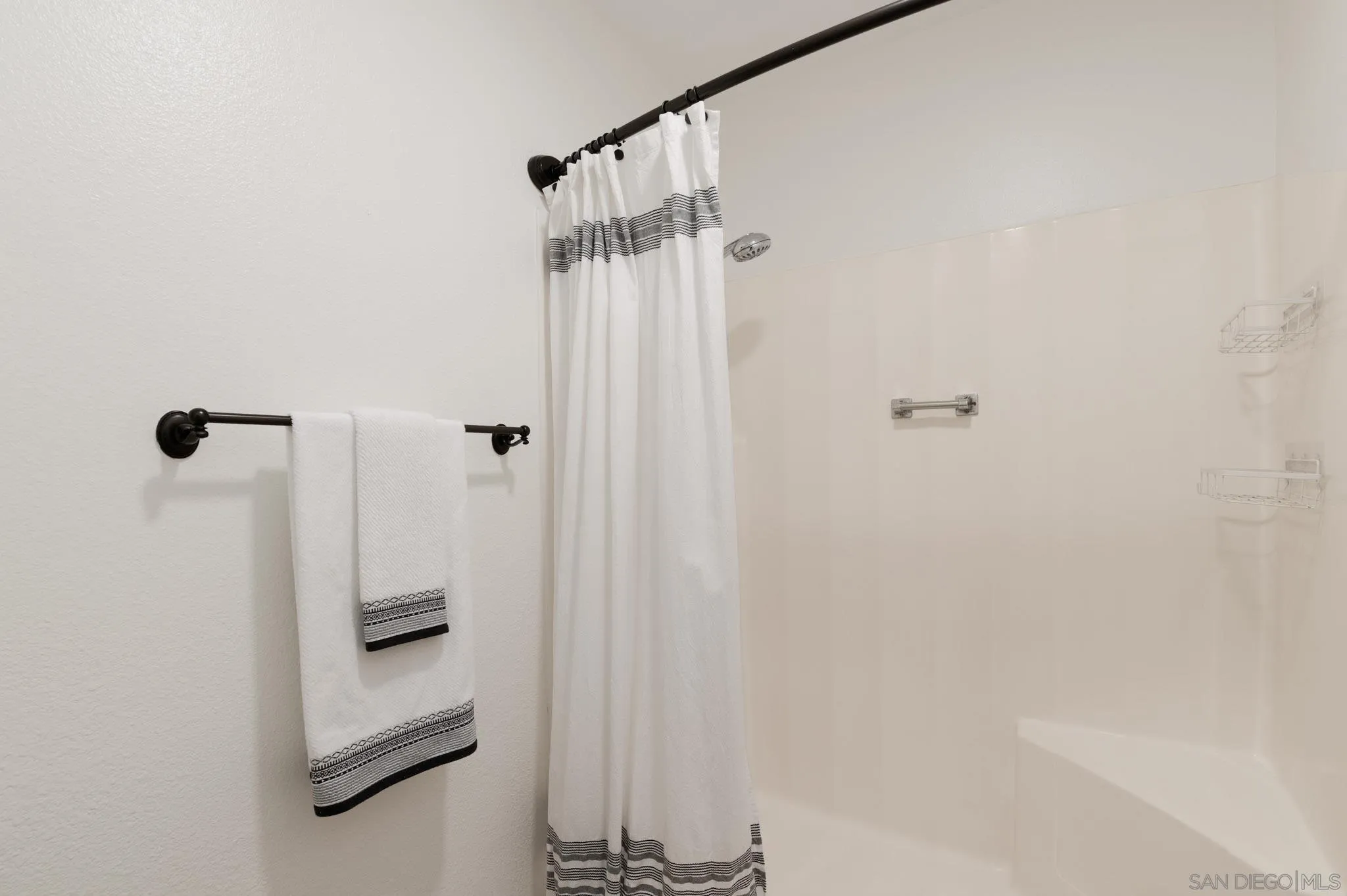 https://cdn.realtyfeed.com/cdn/127/260018010/633feea3a48d8fabab4b30c7401b17ce.webp
