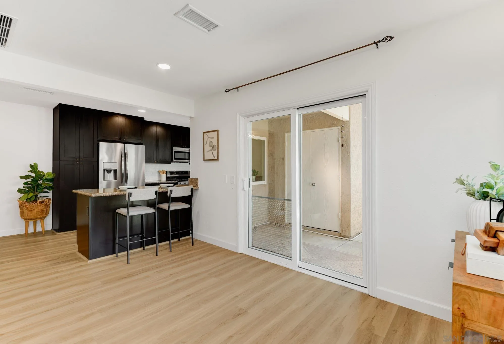 https://cdn.realtyfeed.com/cdn/127/260018010/66dfda3cb2655f20fecc2d3632c4a135.webp