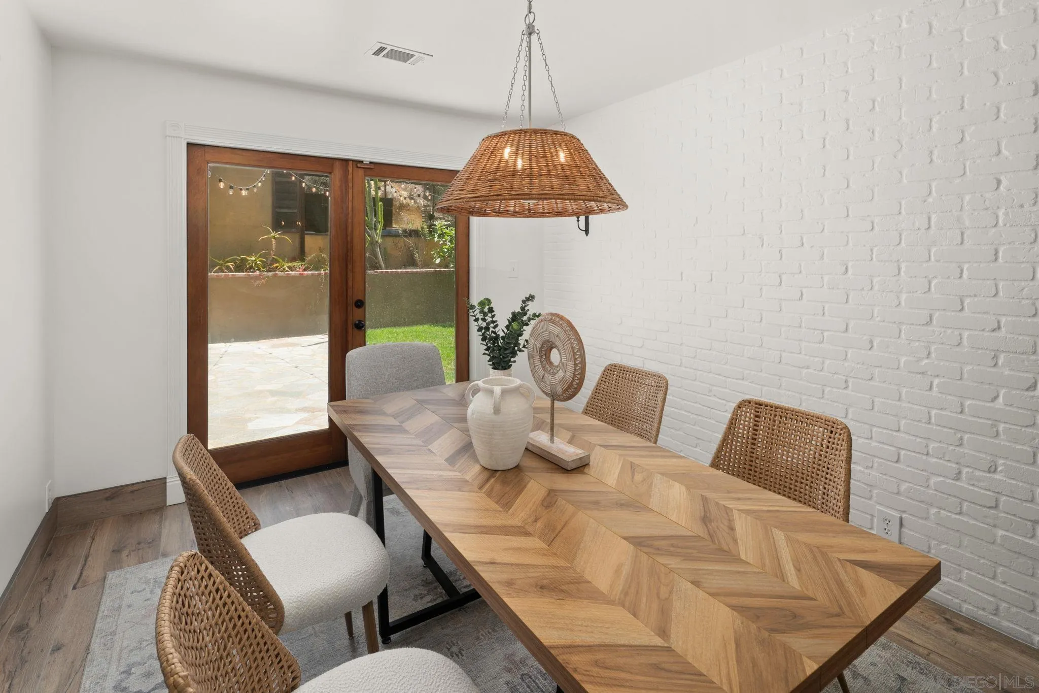 https://cdn.realtyfeed.com/cdn/127/260018012/a6cbd2c4ea94144ccdce71dab1ac3574.webp