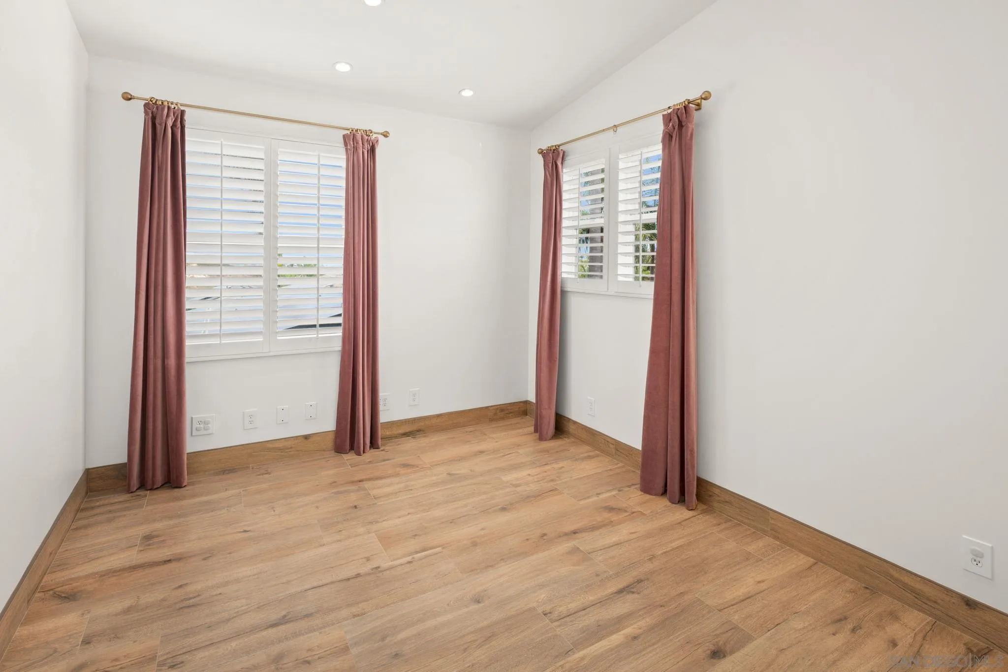https://cdn.realtyfeed.com/cdn/127/260018012/bcb9da8583c01bd4ffeb538f9c5dbd83.webp