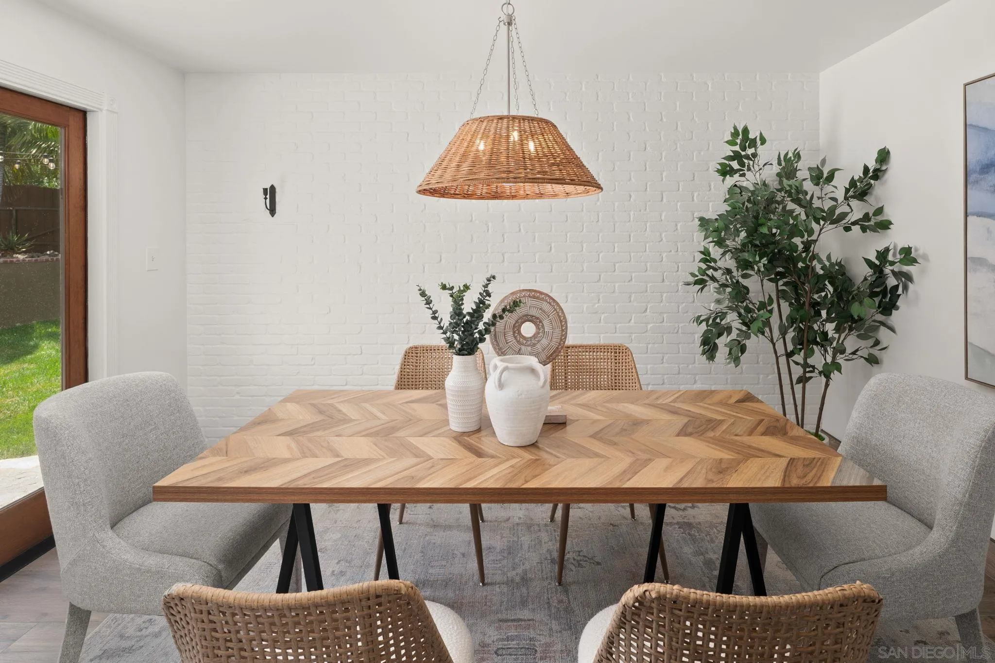 https://cdn.realtyfeed.com/cdn/127/260018012/d79e7fc286898bb47494f9dcd3b65665.webp