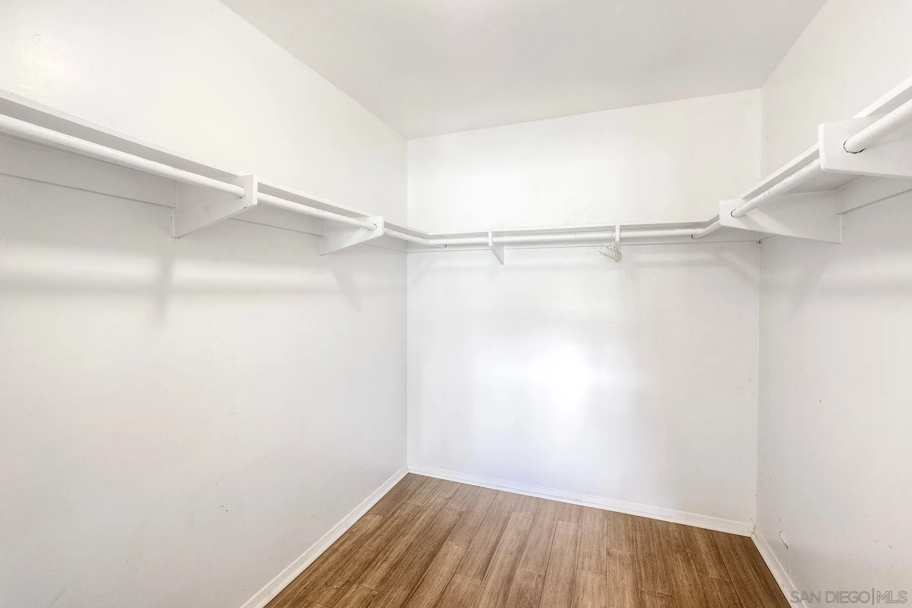https://cdn.realtyfeed.com/cdn/127/260018026/8de2e2aa00228678a7c99dfa3c774763.webp