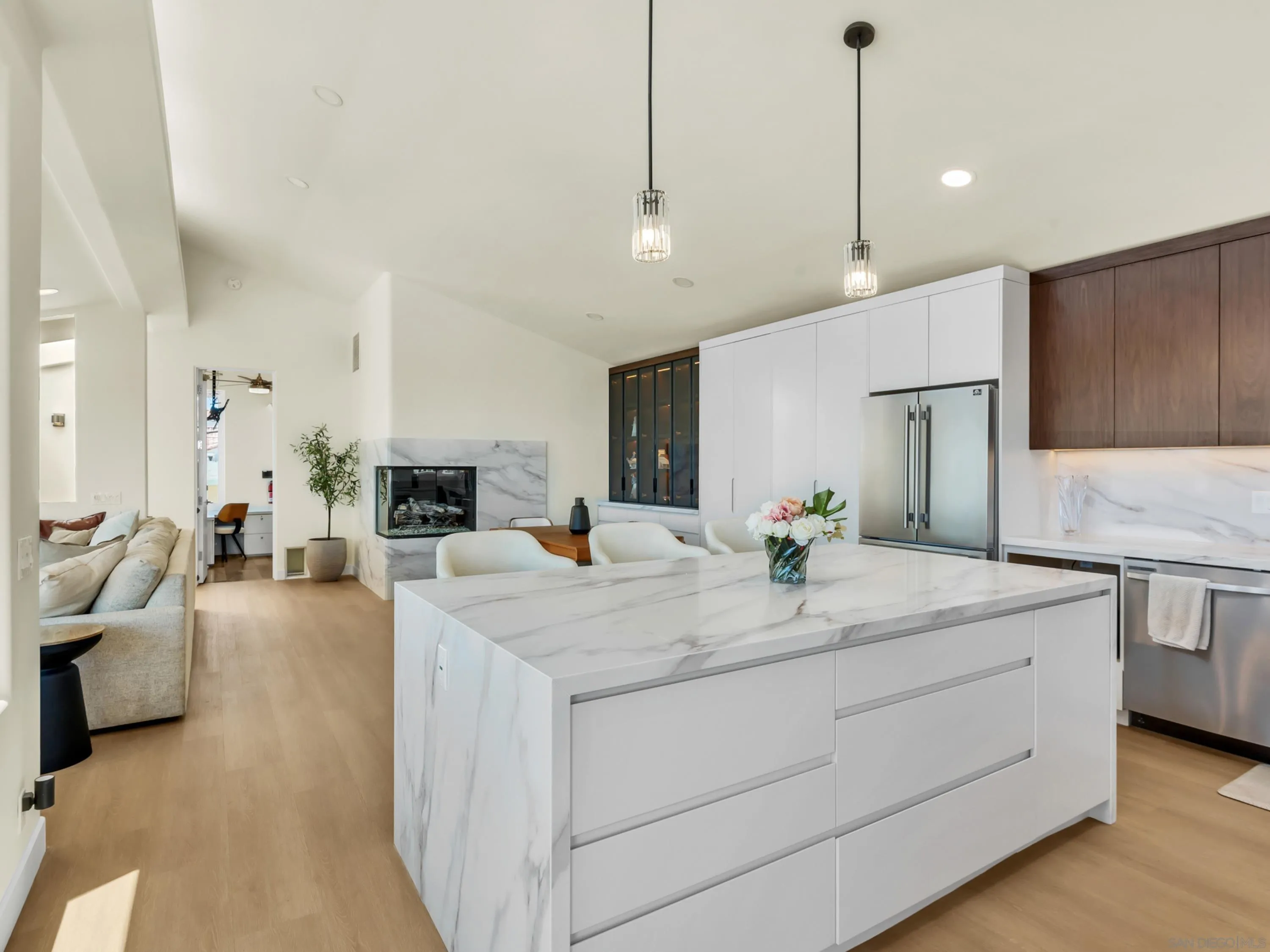 https://cdn.realtyfeed.com/cdn/127/260018030/94ca43c49cde9fb0d478b3ce5f742436.webp