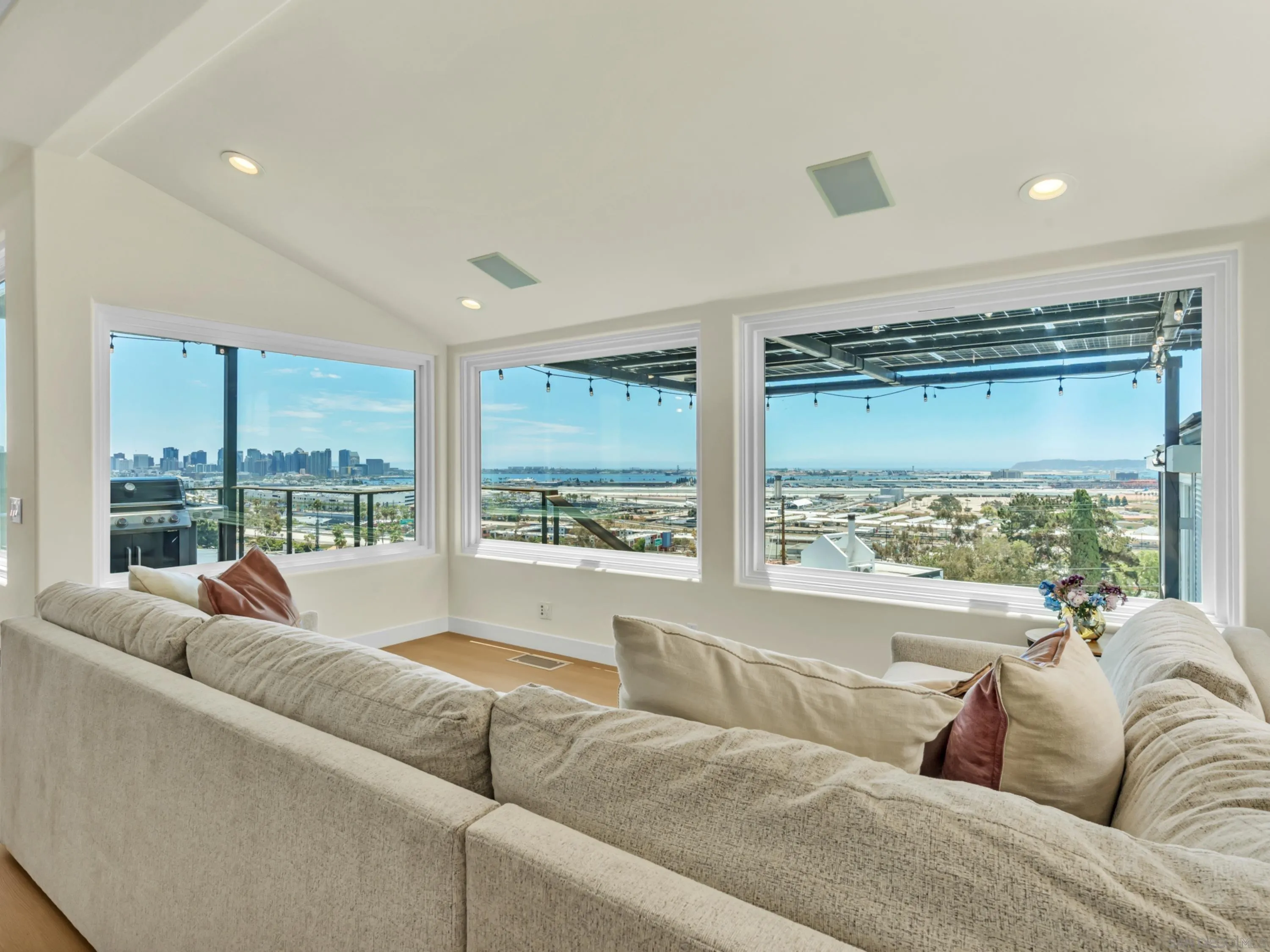 https://cdn.realtyfeed.com/cdn/127/260018030/aa34e11806beb7bf117630e112d994ff.webp