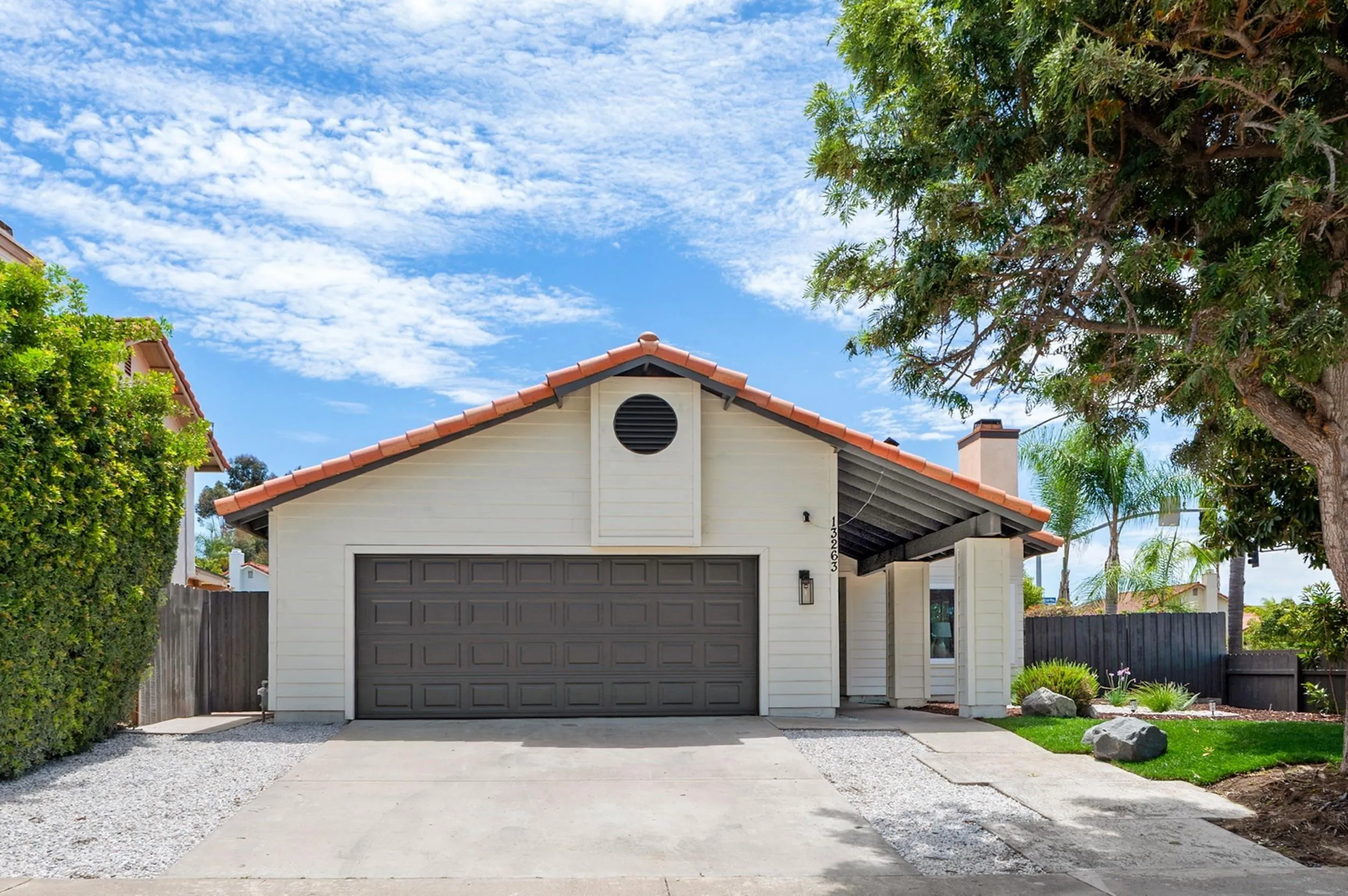 https://cdn.realtyfeed.com/cdn/127/260018040/14bbd9a39ce4eebb0447e66c0b023f13.webp