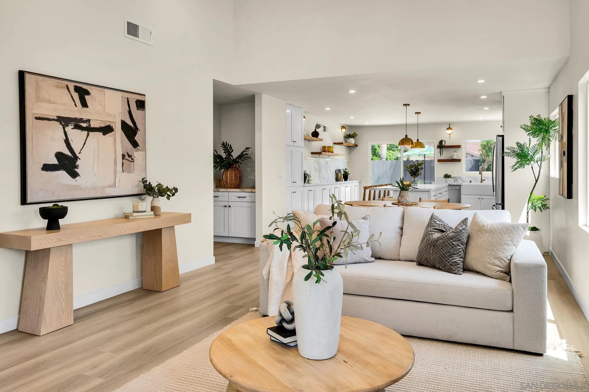 https://cdn.realtyfeed.com/cdn/127/260018040/50a8052a860dda2adb97455febd88dd6.webp
