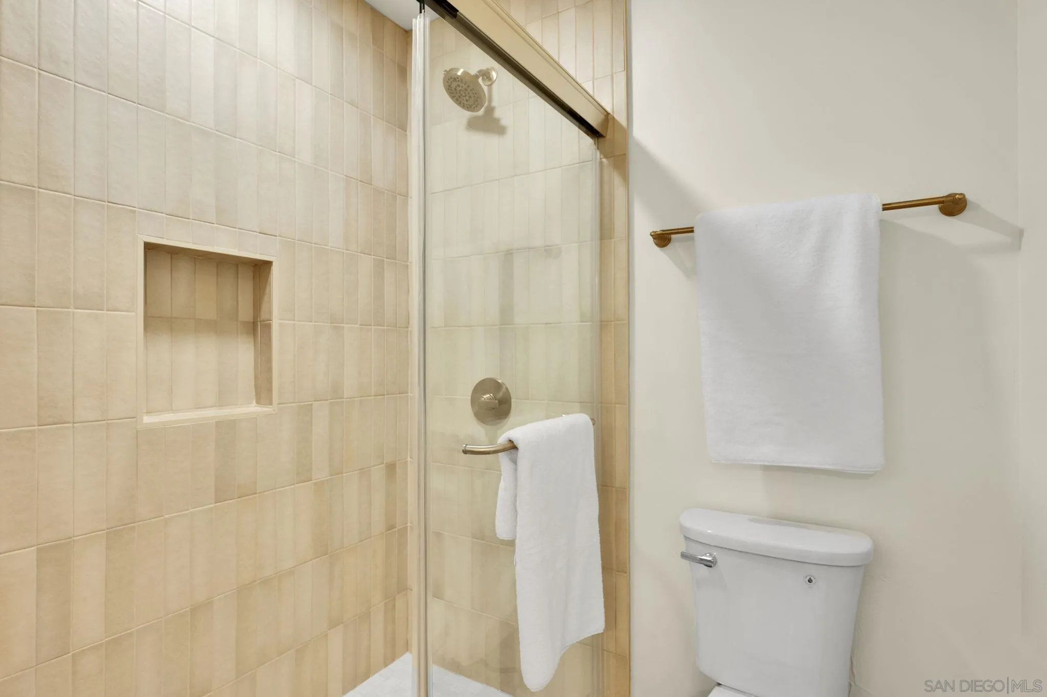 https://cdn.realtyfeed.com/cdn/127/260018040/93692f6992ff8a5ce0991309e3bf81f6.webp