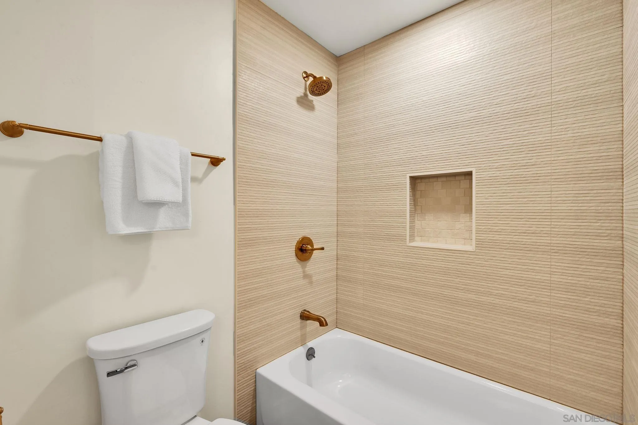 https://cdn.realtyfeed.com/cdn/127/260018040/c773cd2d924c9cca20975657811ffa04.webp