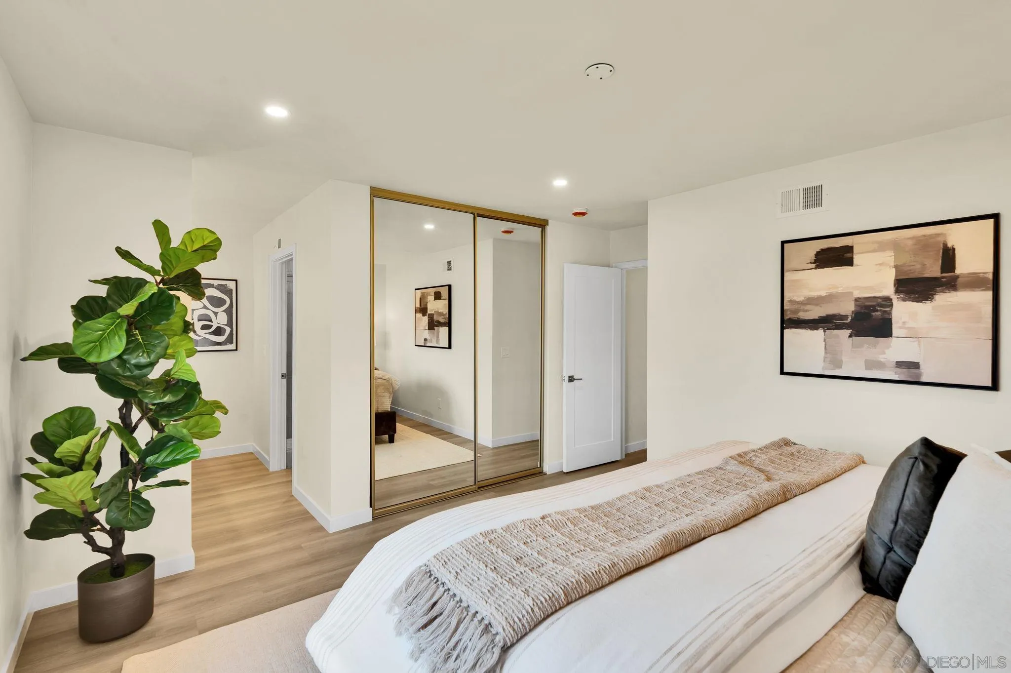 https://cdn.realtyfeed.com/cdn/127/260018040/e30b62555d02a815c9e98bf68cfba2c1.webp