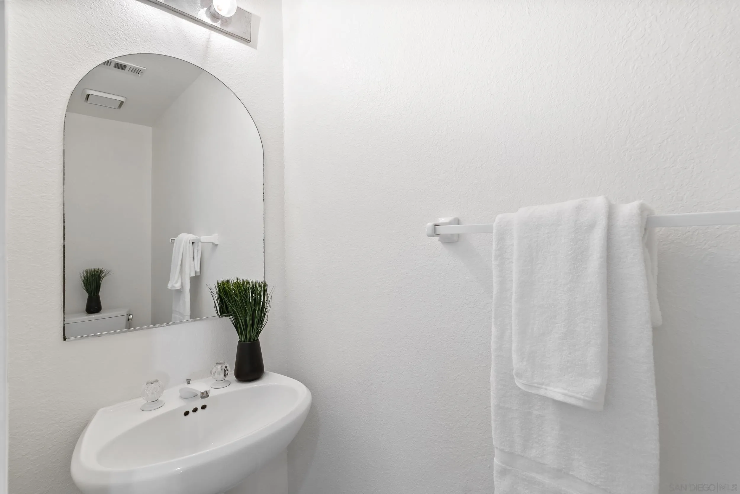 https://cdn.realtyfeed.com/cdn/127/260018054/8f630b6c267af71cfda9ee8033b12155.webp