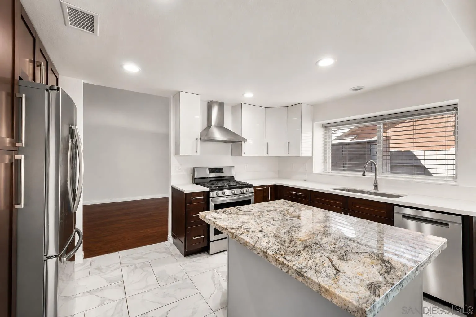 https://cdn.realtyfeed.com/cdn/127/260018060/9cb33560e25651dc615bf31d7bc7b6e2.webp