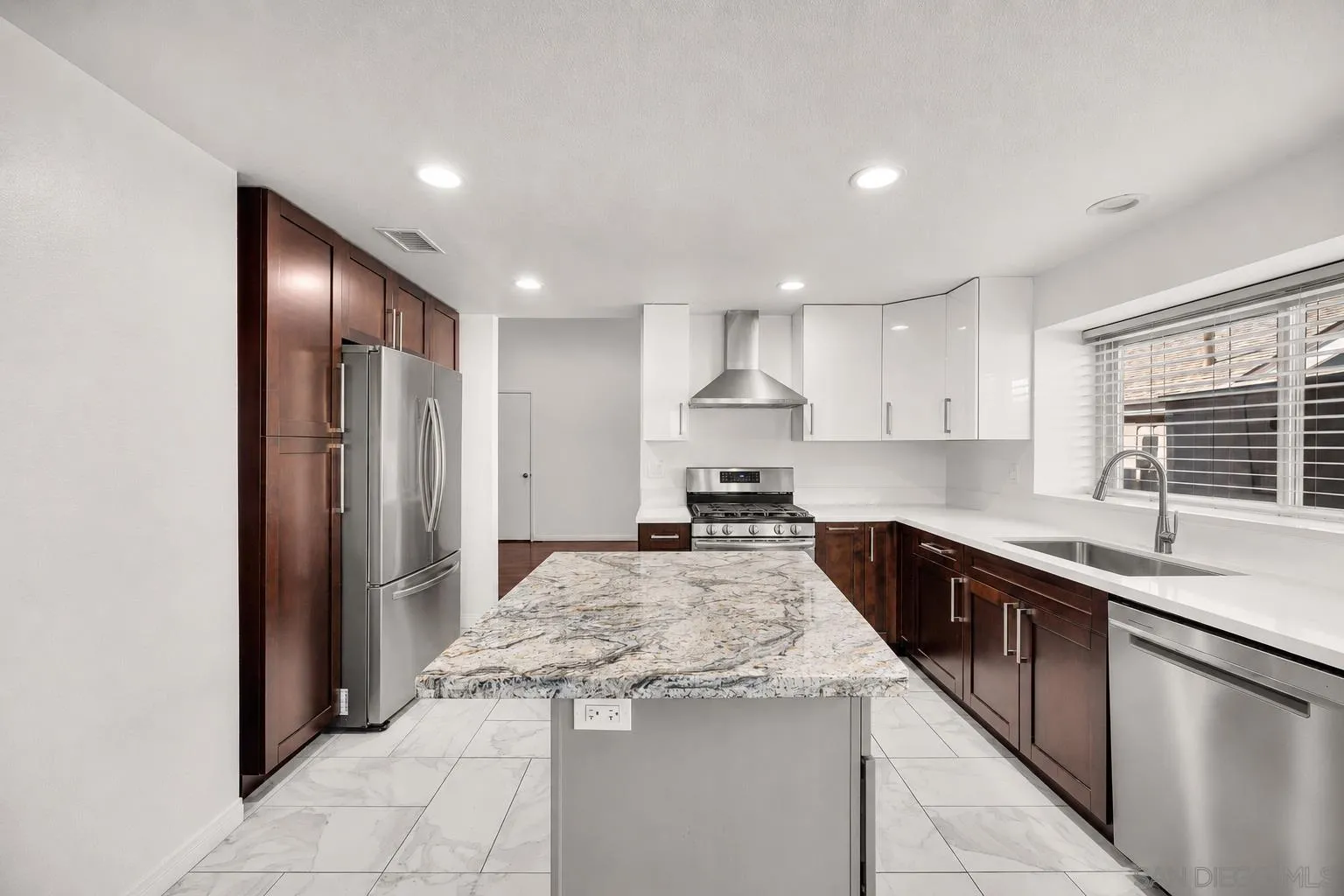 https://cdn.realtyfeed.com/cdn/127/260018060/de83a821efd4021dd7da33d69ebec028.webp