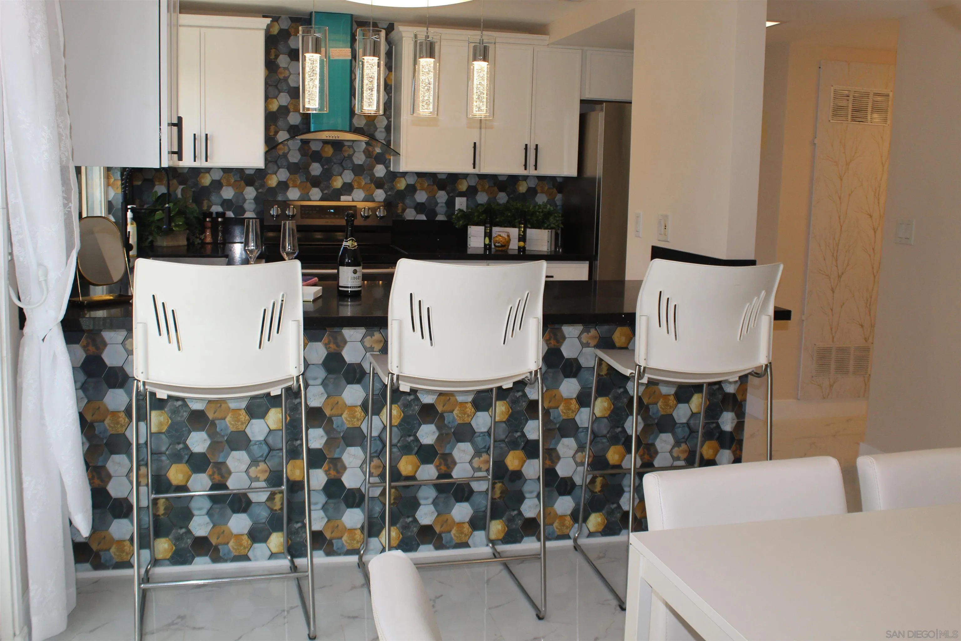 Photo #1: 260018061 Listing: Photo #1