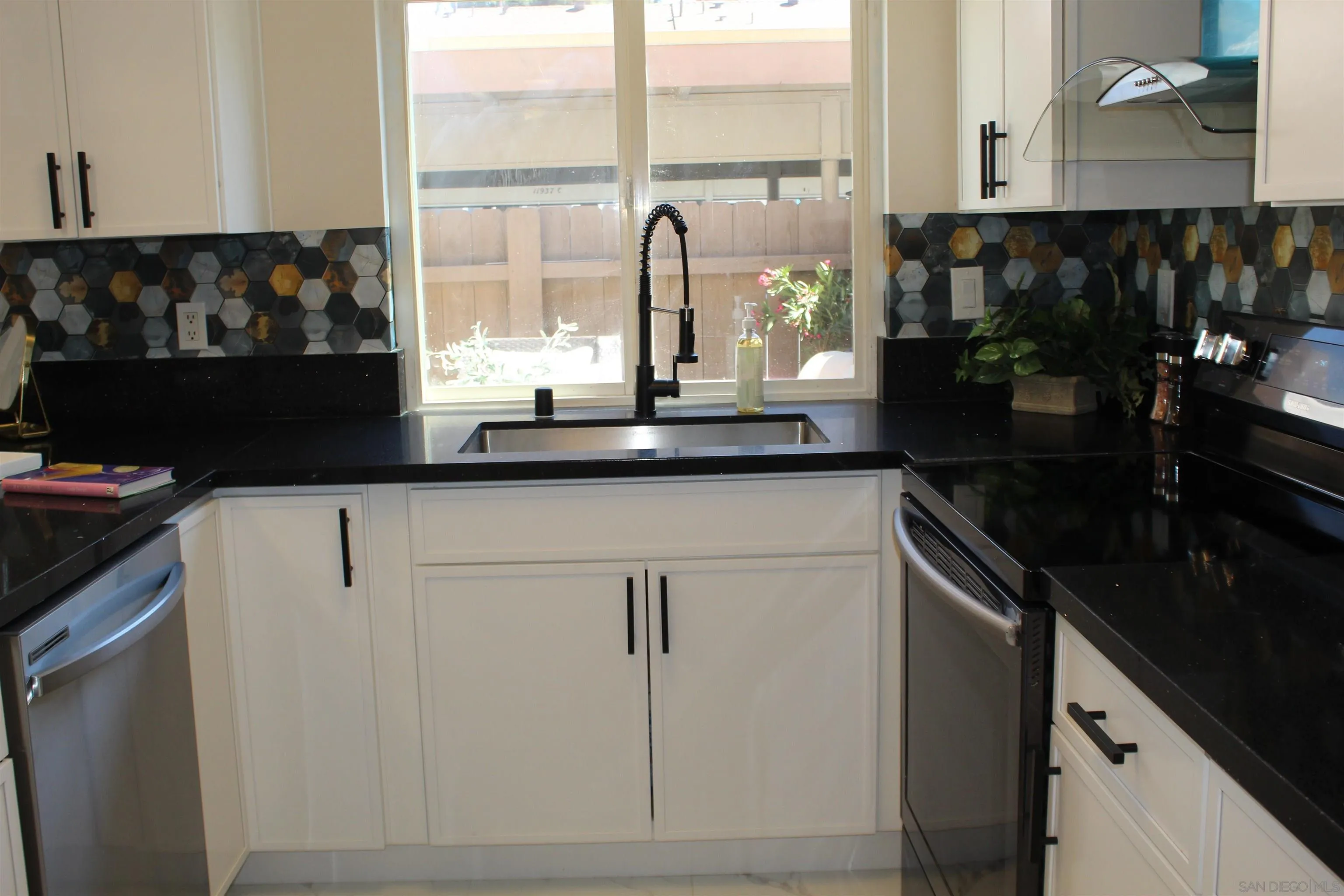 Photo #4: 260018061 Listing: Photo #4