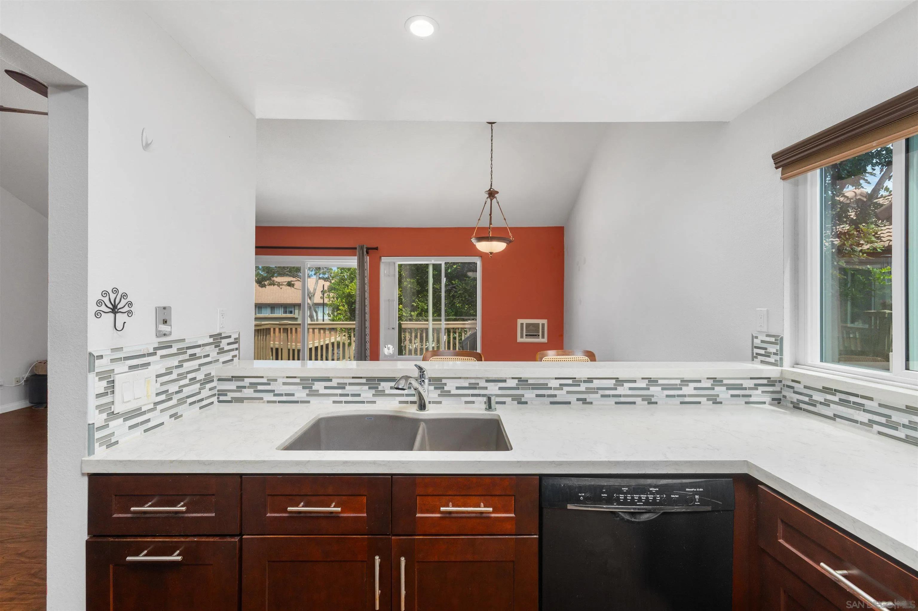 https://cdn.realtyfeed.com/cdn/127/260018062/1bf9f1b6d380fe342fb473c7187bfb12.webp