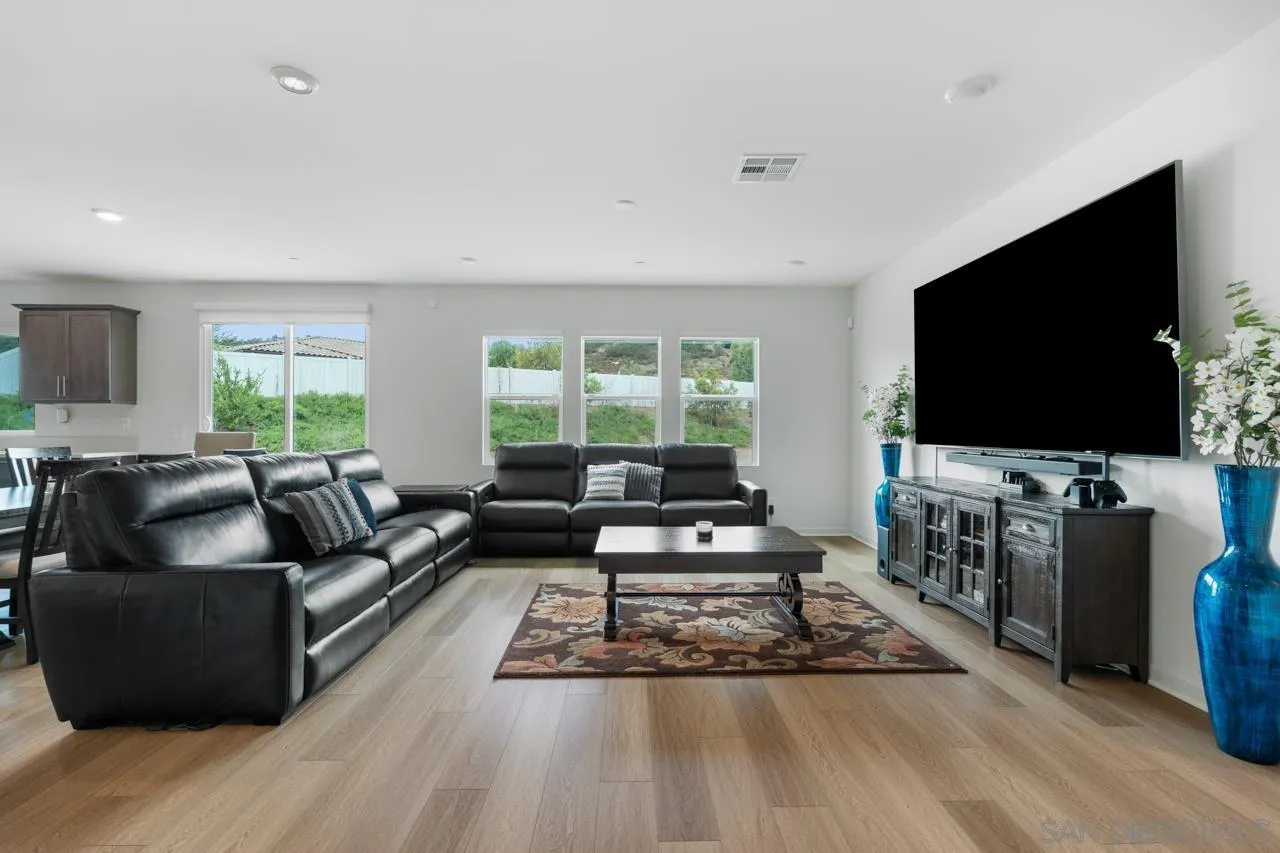 https://cdn.realtyfeed.com/cdn/127/260018068/04a030a4a174bc366a75d68e1d102667.webp