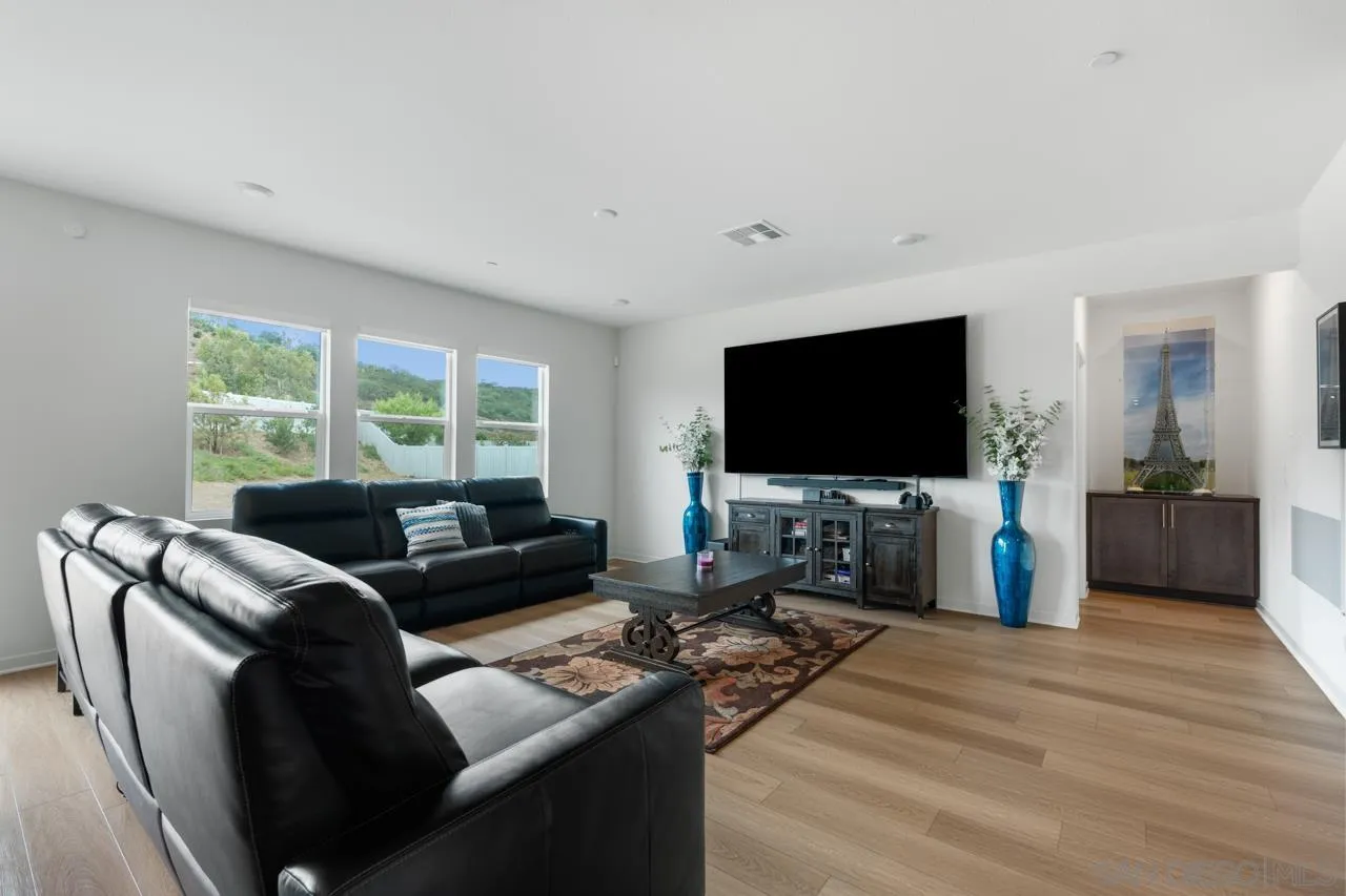 https://cdn.realtyfeed.com/cdn/127/260018068/66e91d9cf19d35d4aa04735606e5afbe.webp