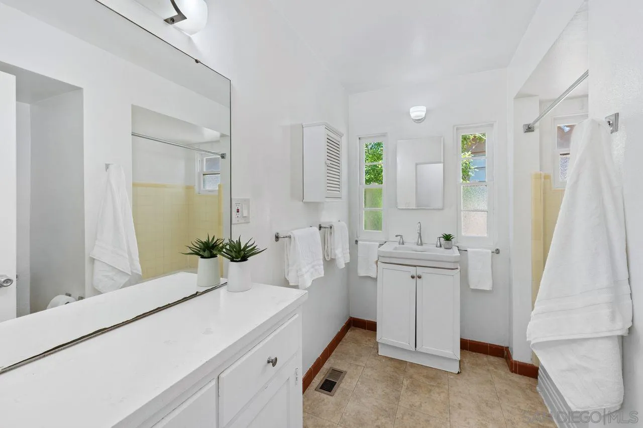 https://cdn.realtyfeed.com/cdn/127/260018087/21291206c96bd727c7547a23f37fbfee.webp