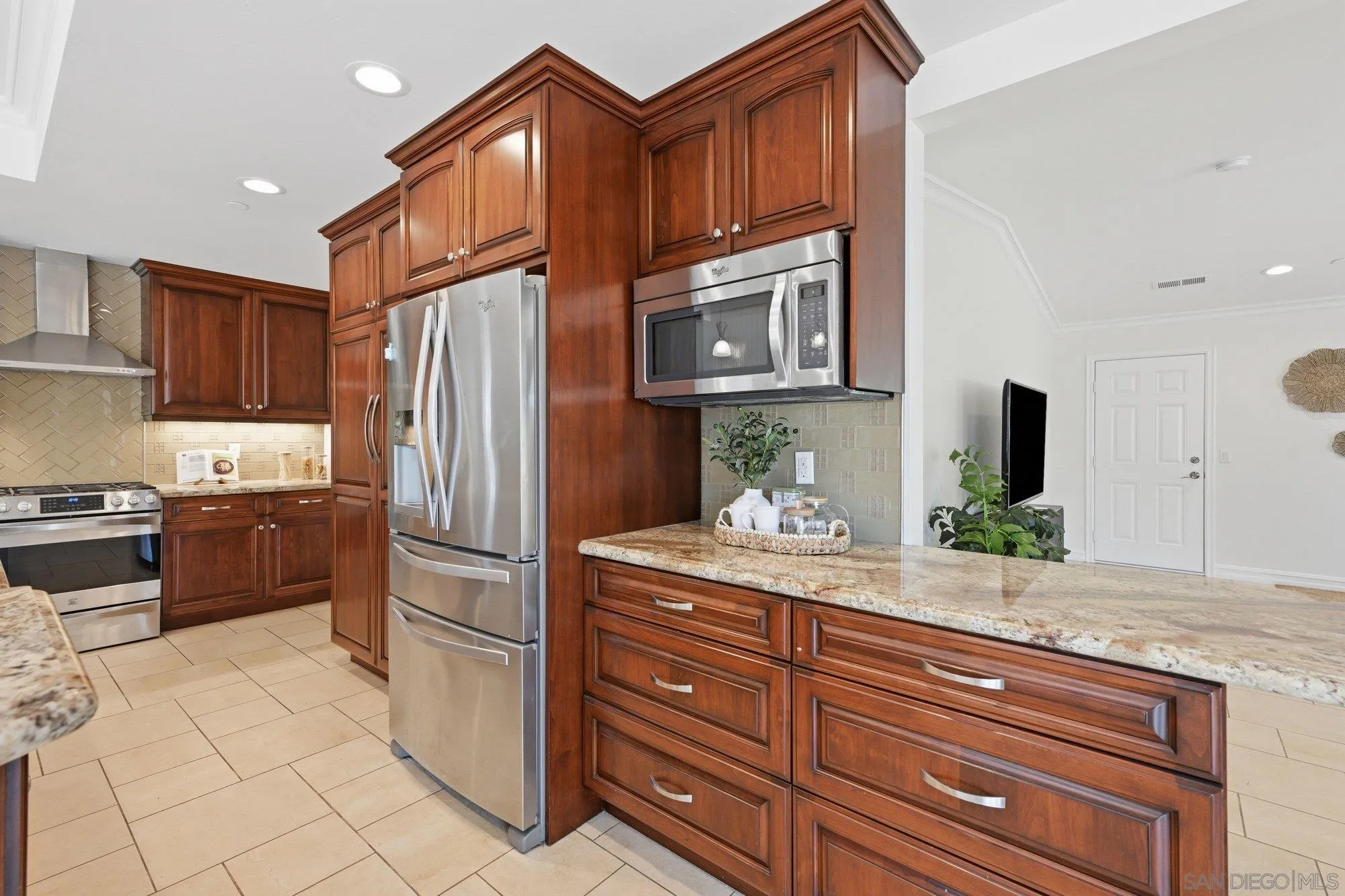 https://cdn.realtyfeed.com/cdn/127/260018100/35bf4ef7a9143c7f6af204fbe2318918.webp
