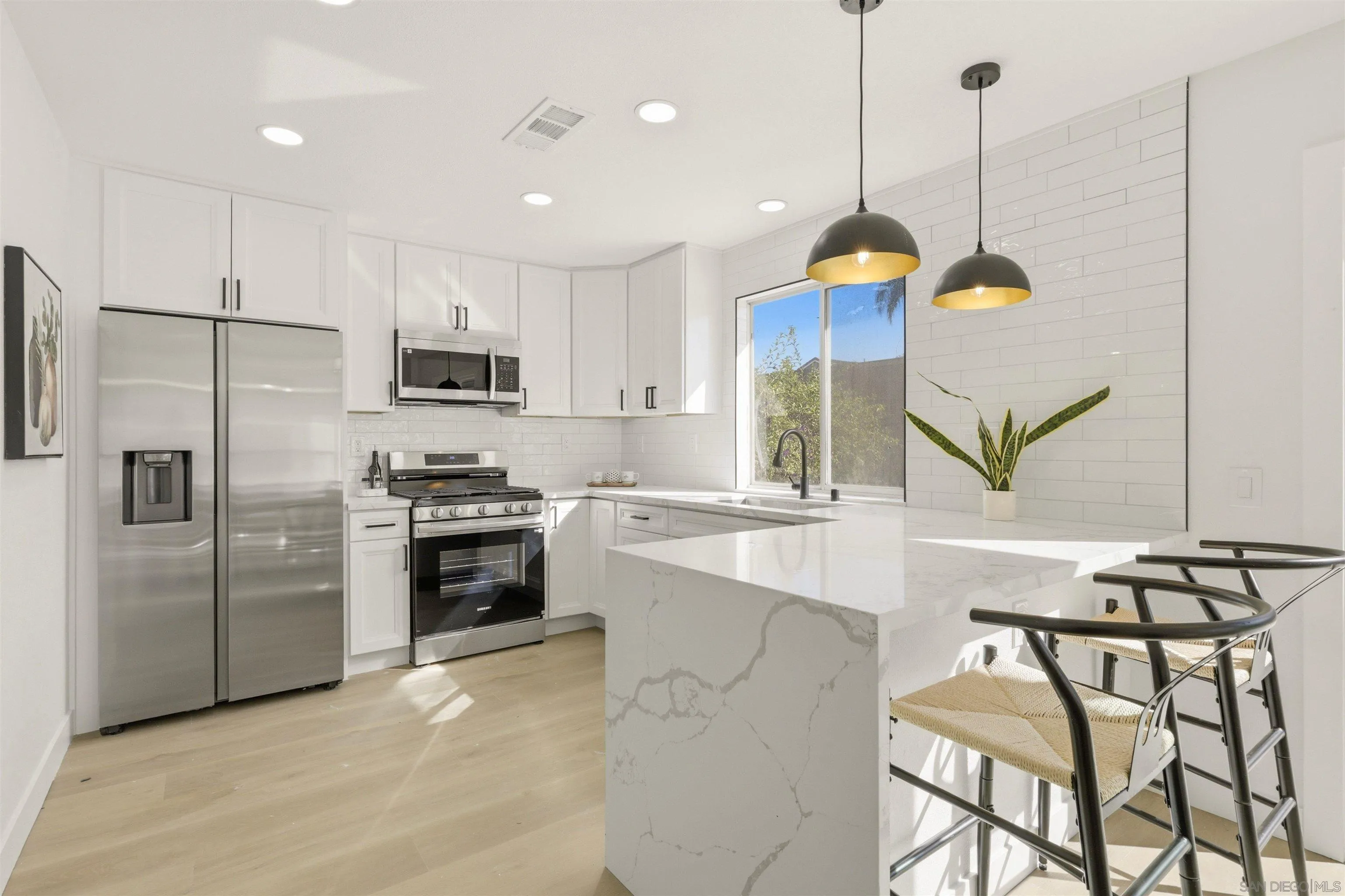 https://cdn.realtyfeed.com/cdn/127/260018112/cbc2f6349257609cebfb4a10f7a359b4.webp