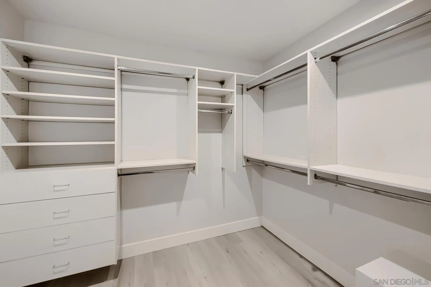 https://cdn.realtyfeed.com/cdn/127/260018121/1f7c6164211bc98b749682af2c138c87.webp