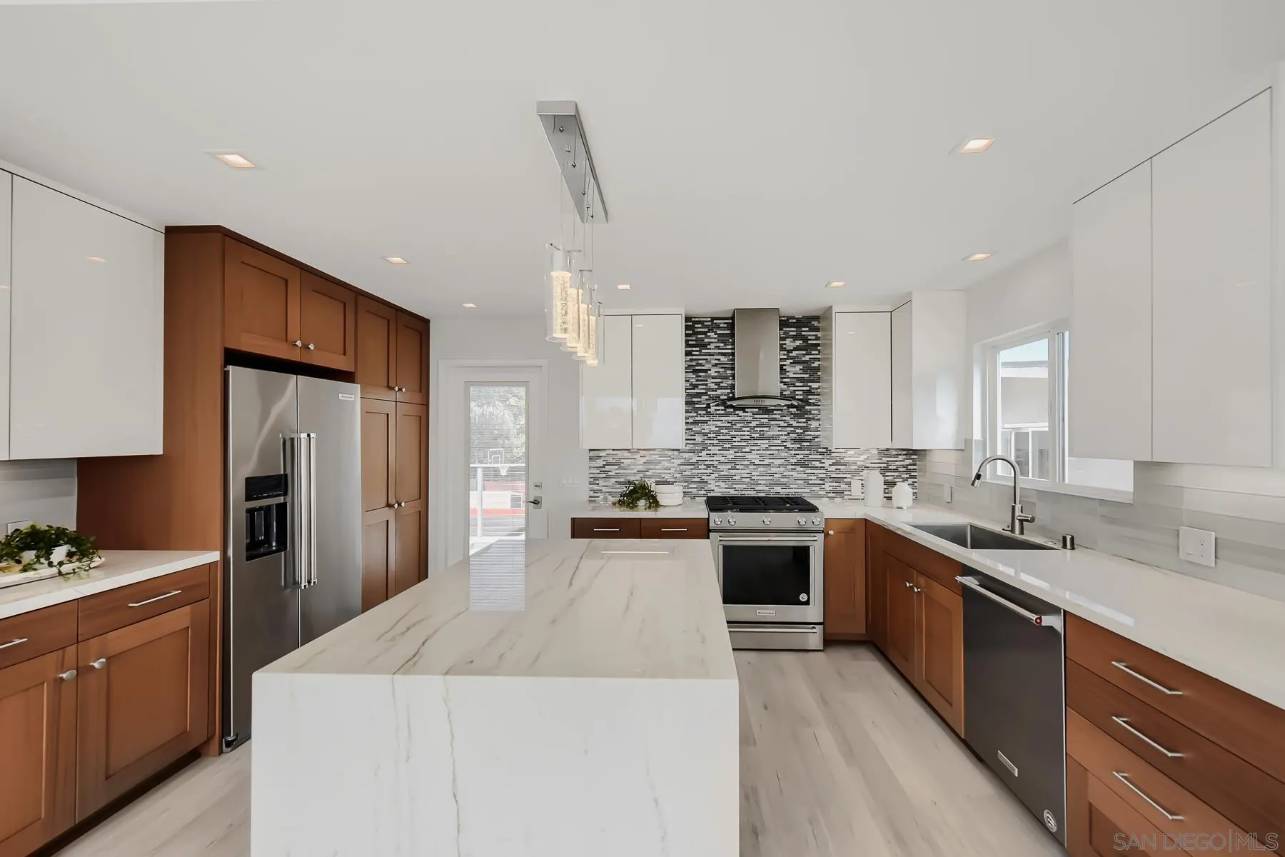 https://cdn.realtyfeed.com/cdn/127/260018121/90540f7e3ad27b4d5bf8f56b4995eb7e.webp