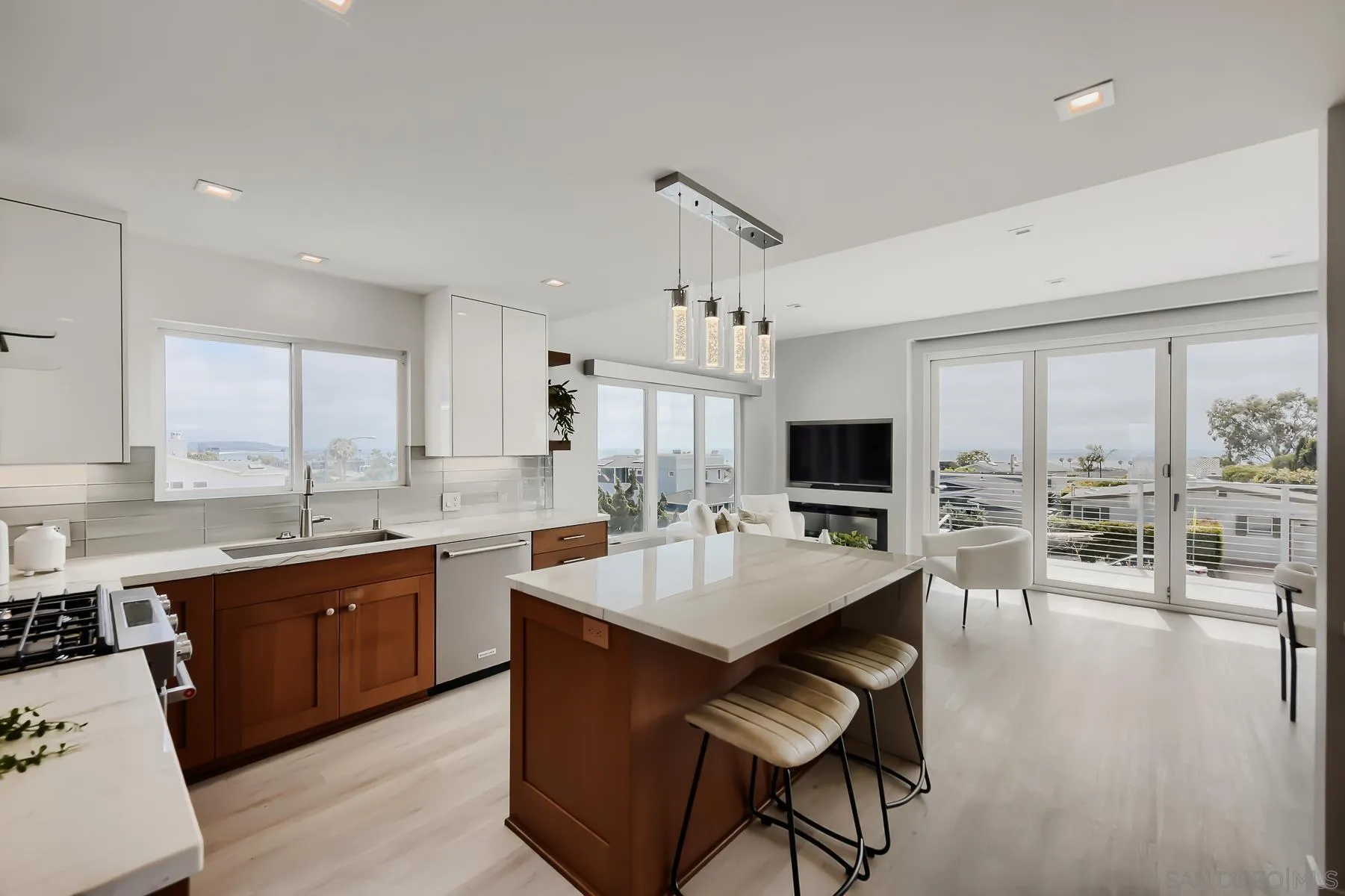 https://cdn.realtyfeed.com/cdn/127/260018121/c9f7f0c6ce035723438fde95c578e595.webp
