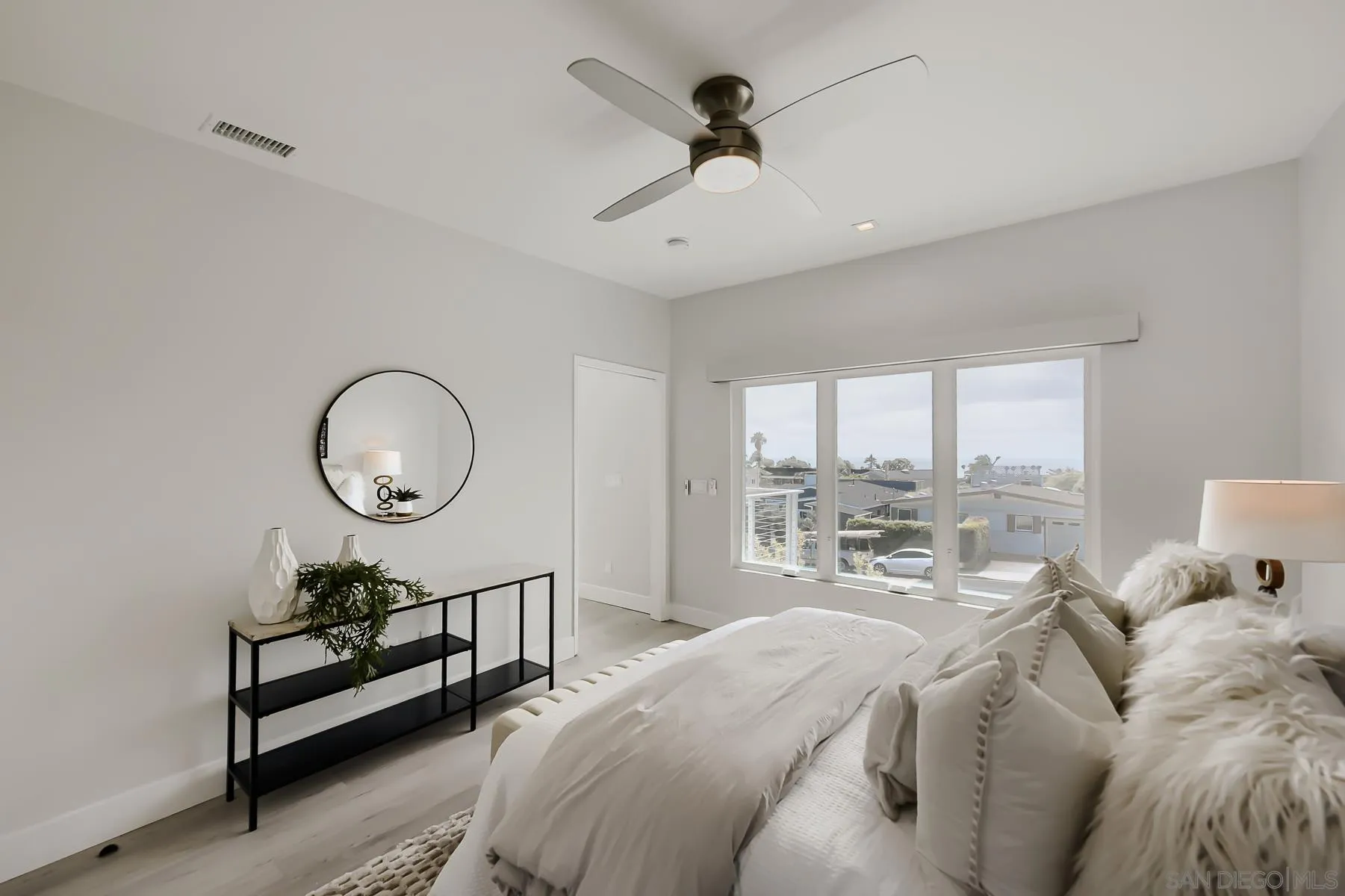 https://cdn.realtyfeed.com/cdn/127/260018121/ece0edfdd9eac94b2682b5ab461b822b.webp