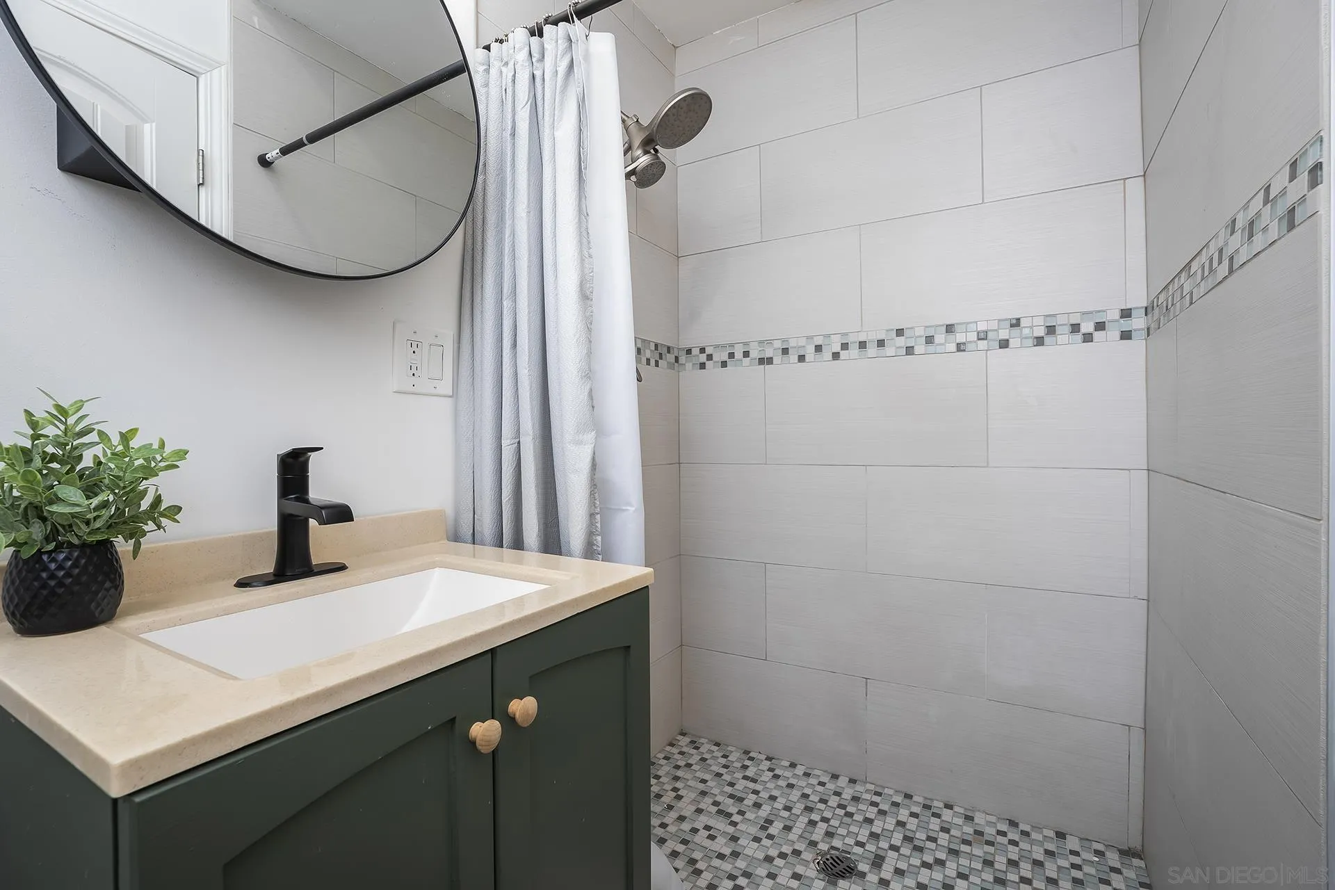 https://cdn.realtyfeed.com/cdn/127/260018127/0206dd7b8a58377b5b87b85708e456d6.webp