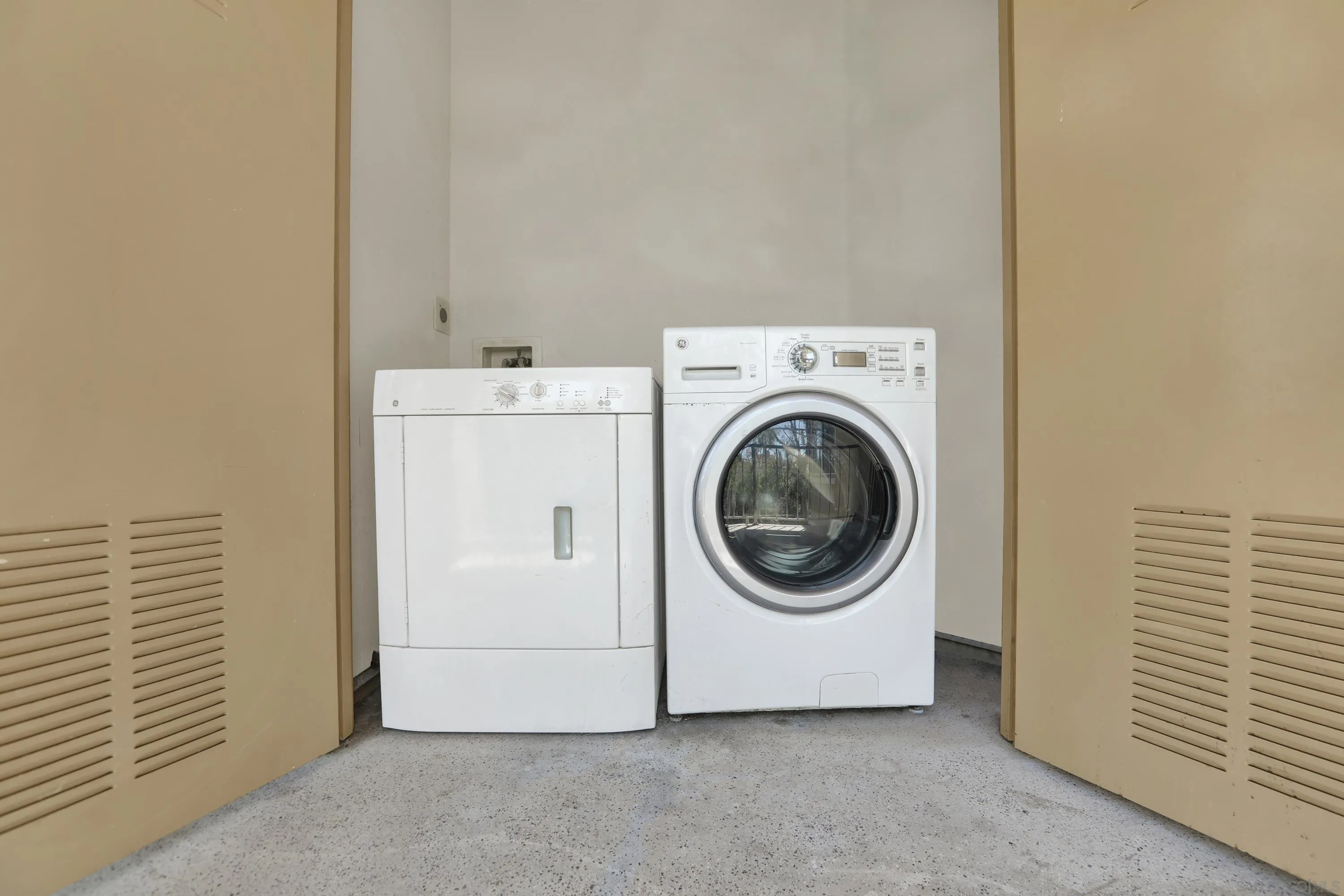 https://cdn.realtyfeed.com/cdn/127/260018129/29e92cd12b00ed37579bf298e0a2632f.webp