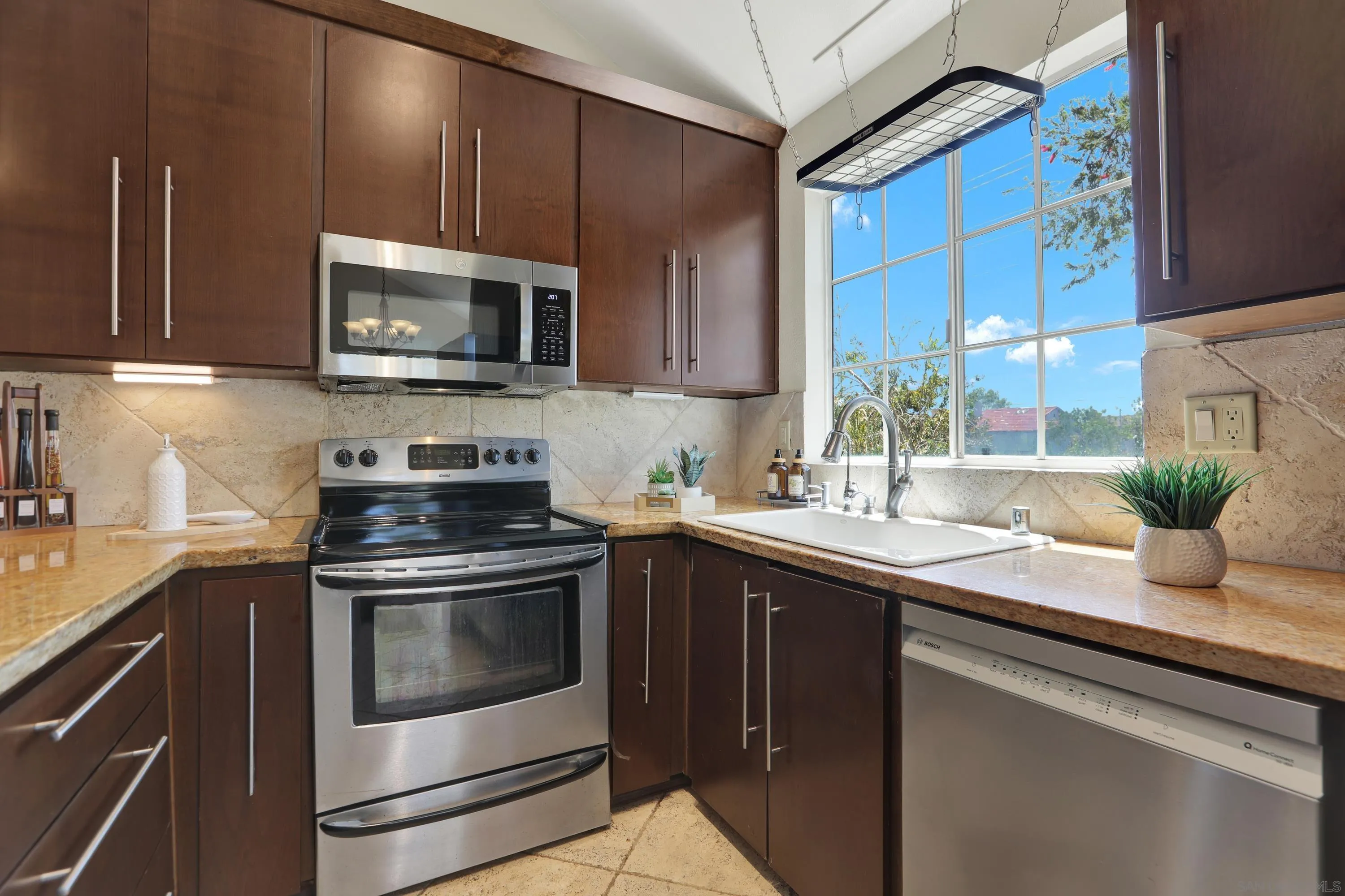https://cdn.realtyfeed.com/cdn/127/260018129/35db658adbb342bf168c770543ac6cc3.webp