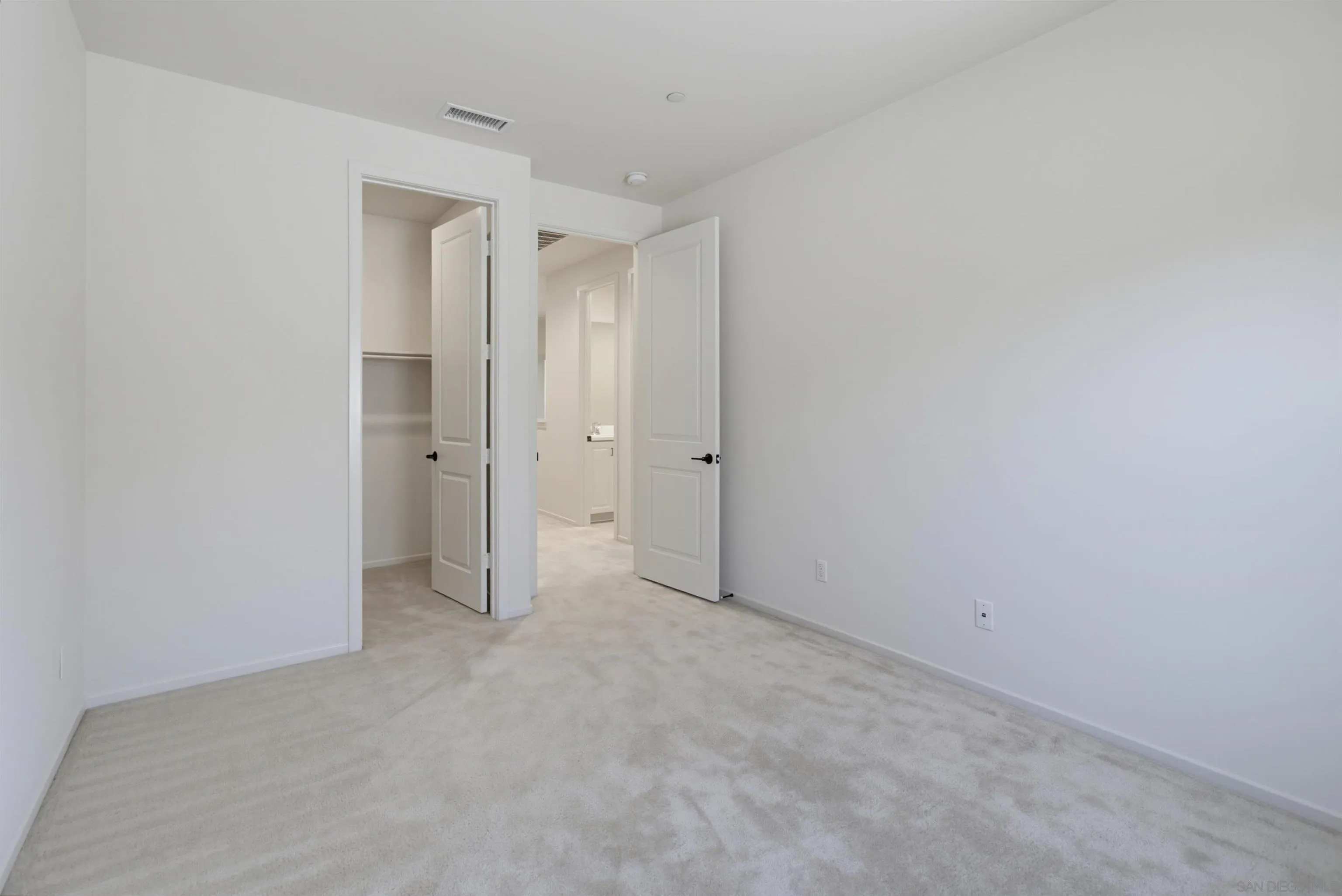 https://cdn.realtyfeed.com/cdn/127/260018132/274b0ef49a15b2a17eaddc94b3a2feaf.webp