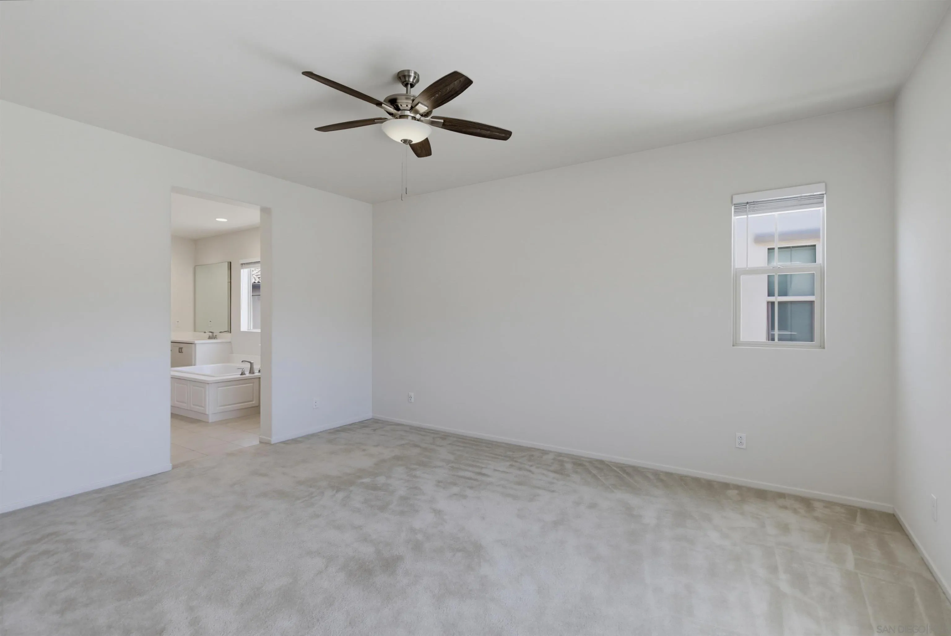 https://cdn.realtyfeed.com/cdn/127/260018132/723fc3fbfe8e26a23267547fc9dd8689.webp