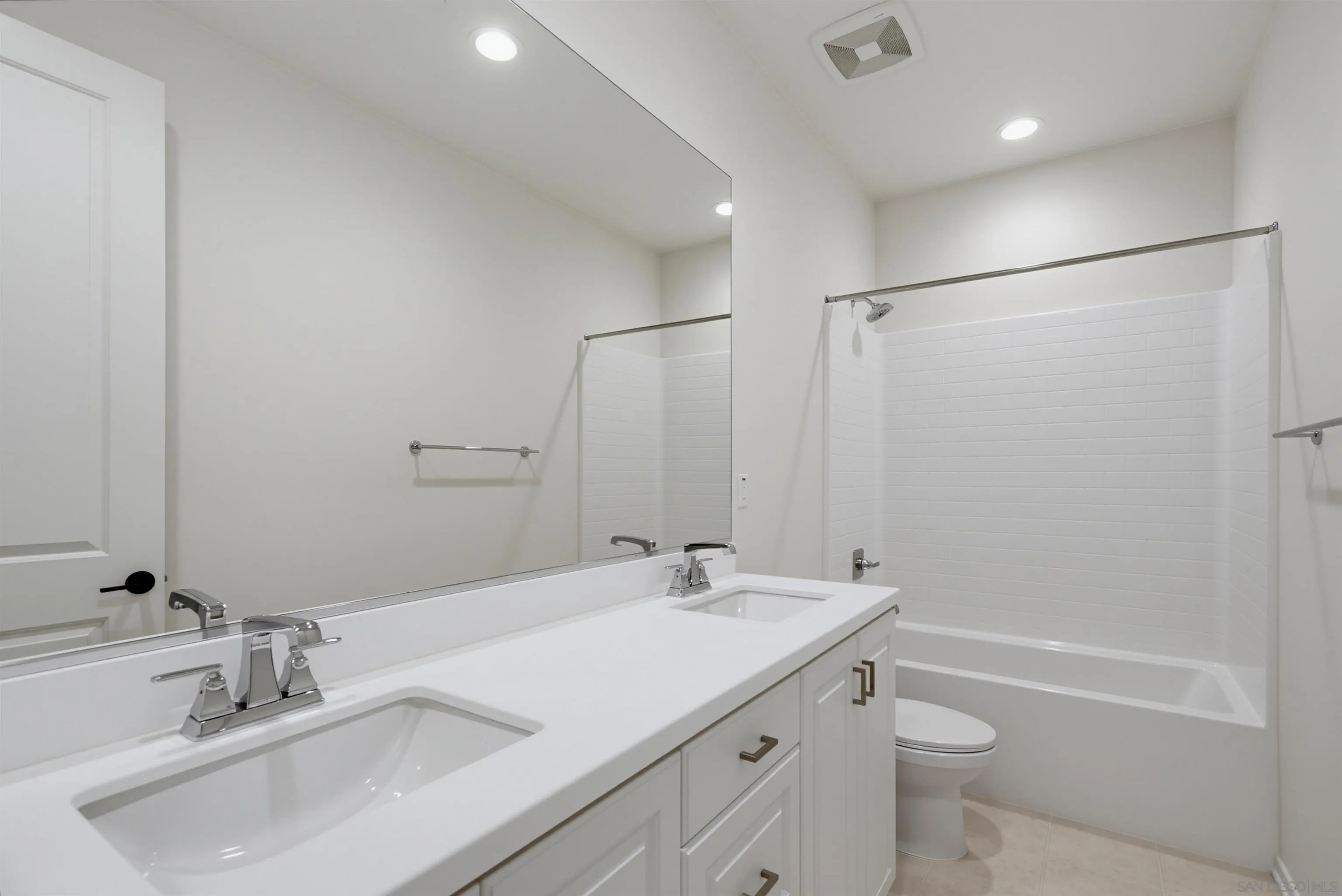 https://cdn.realtyfeed.com/cdn/127/260018132/f26b03d66a9dab5f9cbf9fc8da706dd8.webp
