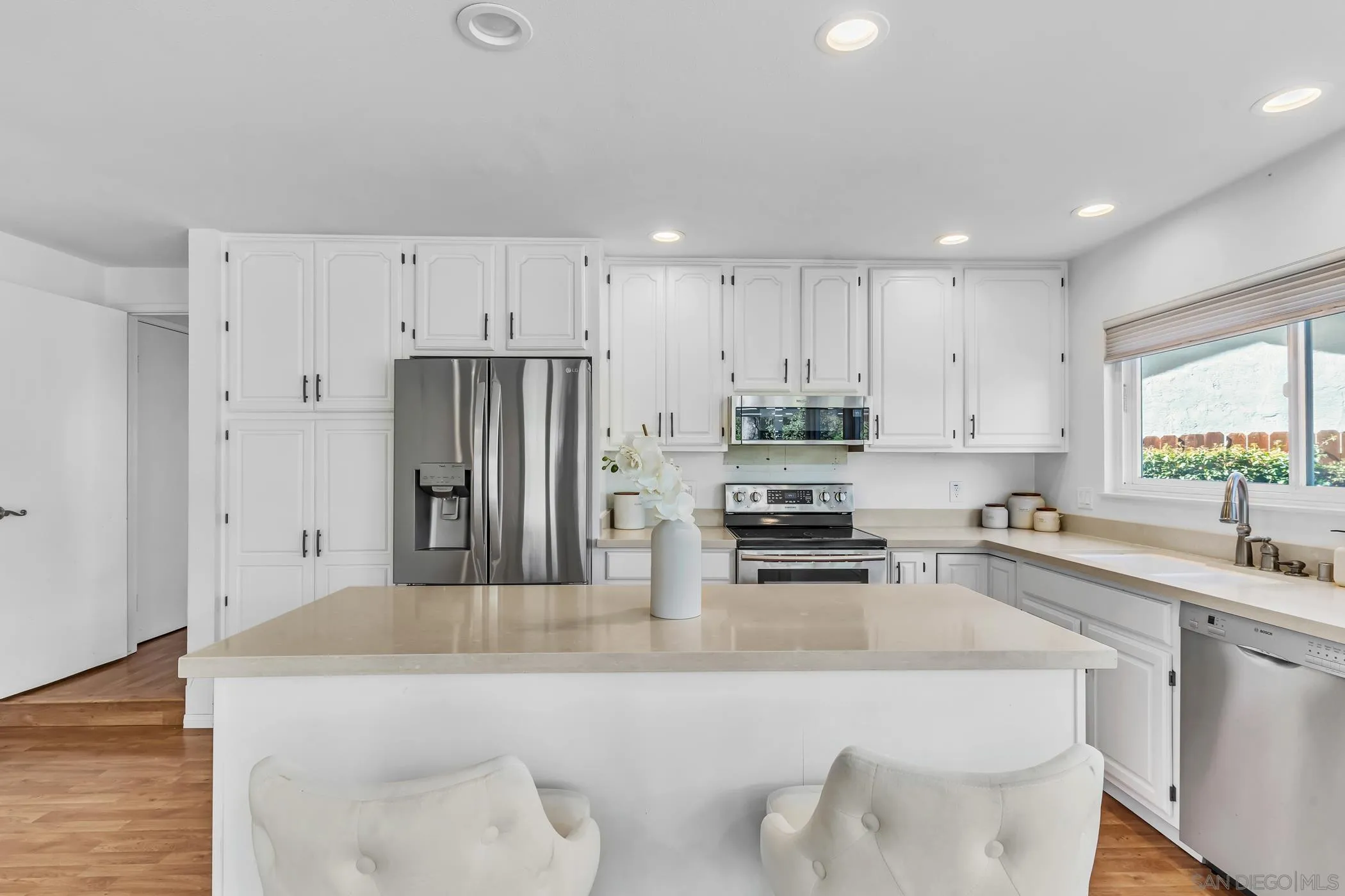 https://cdn.realtyfeed.com/cdn/127/260018134/c283dab089a8f1512f5a61b25793e82c.webp