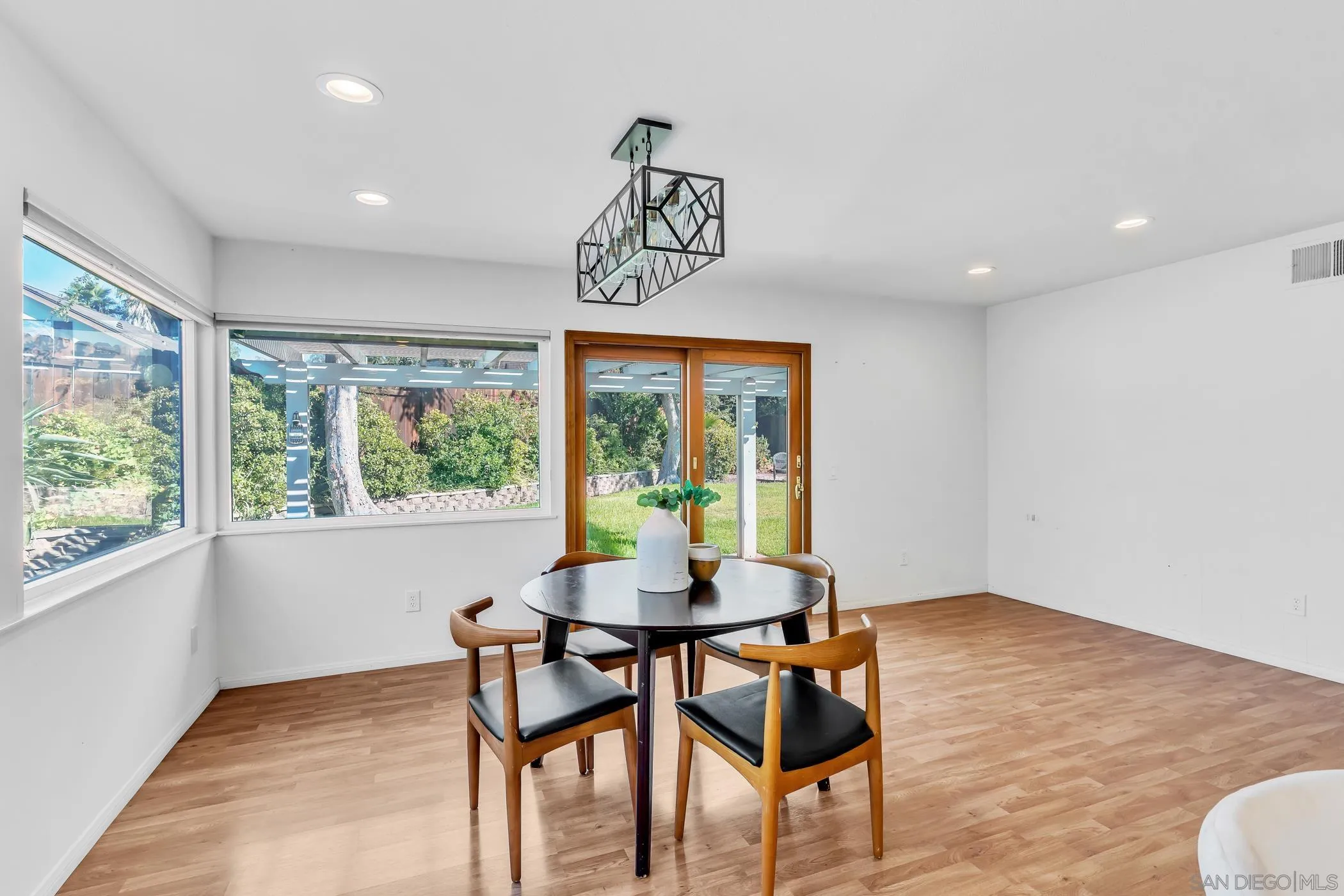 https://cdn.realtyfeed.com/cdn/127/260018134/e6b9afa9b95d4f01d6412728fbf6bd0c.webp