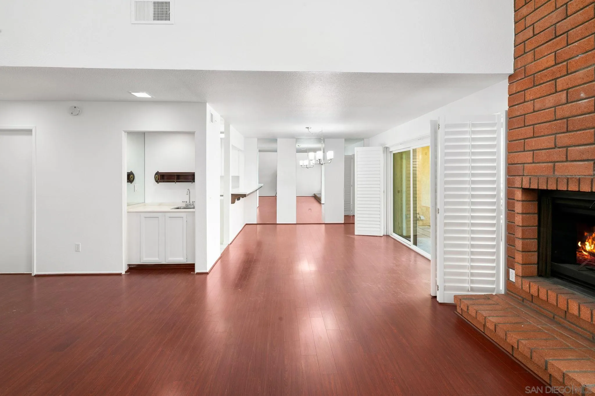 https://cdn.realtyfeed.com/cdn/127/260018136/1e8a404a067f9cabdf3b60b1498c978b.webp