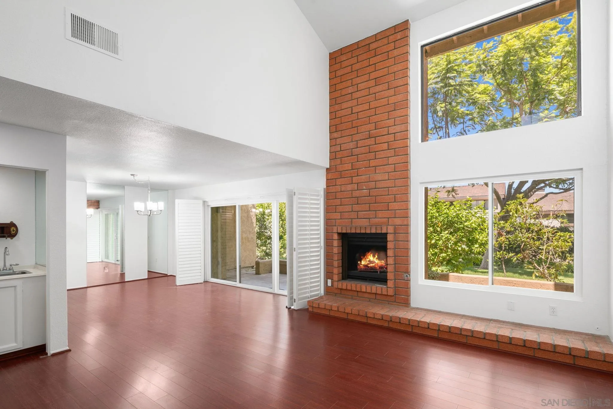 https://cdn.realtyfeed.com/cdn/127/260018136/b5a7ceaea427eb5efdc43793eb6a98f1.webp