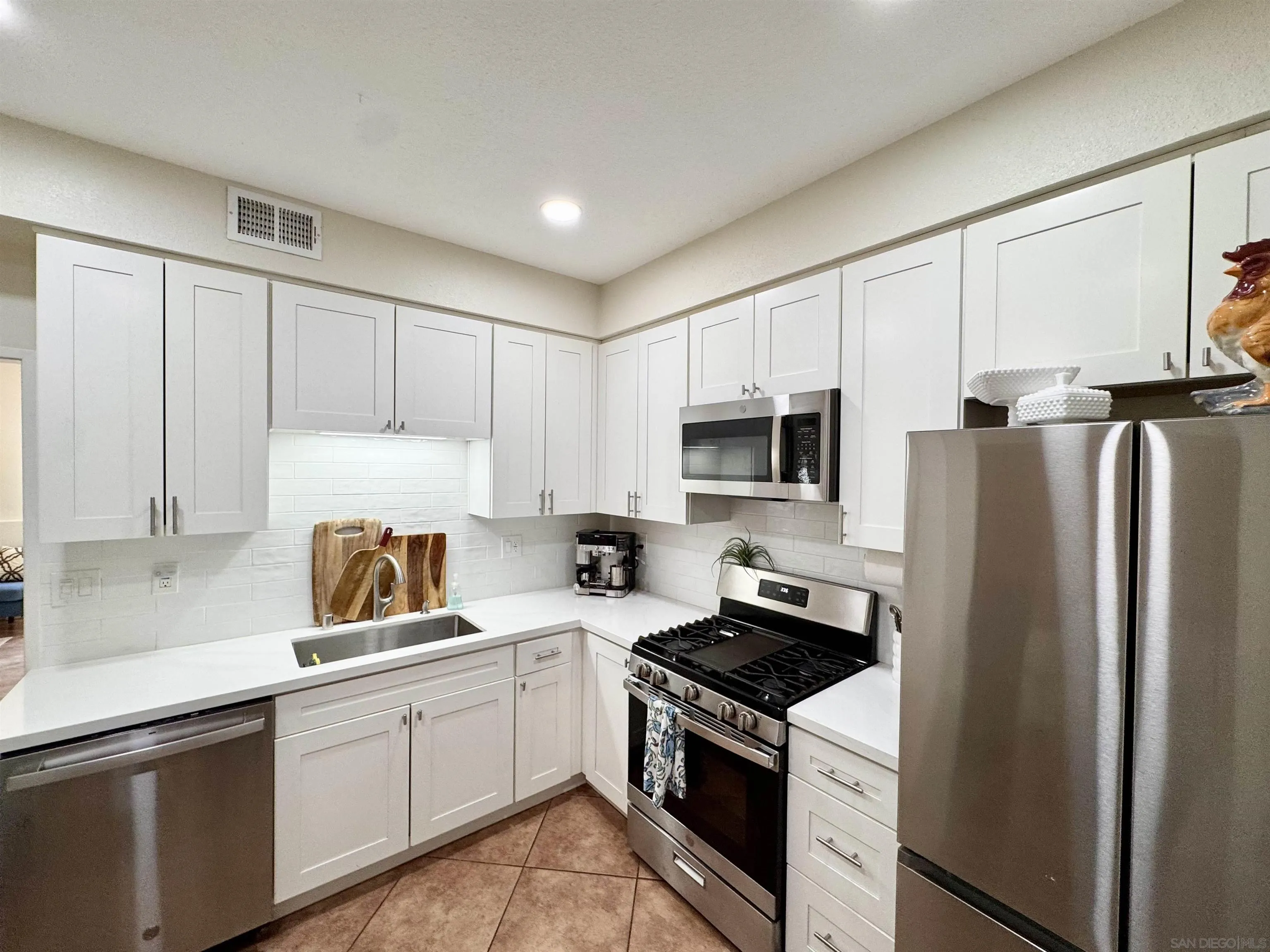 https://cdn.realtyfeed.com/cdn/127/260018141/b68c664231db193c1f2a61e006db8314.webp