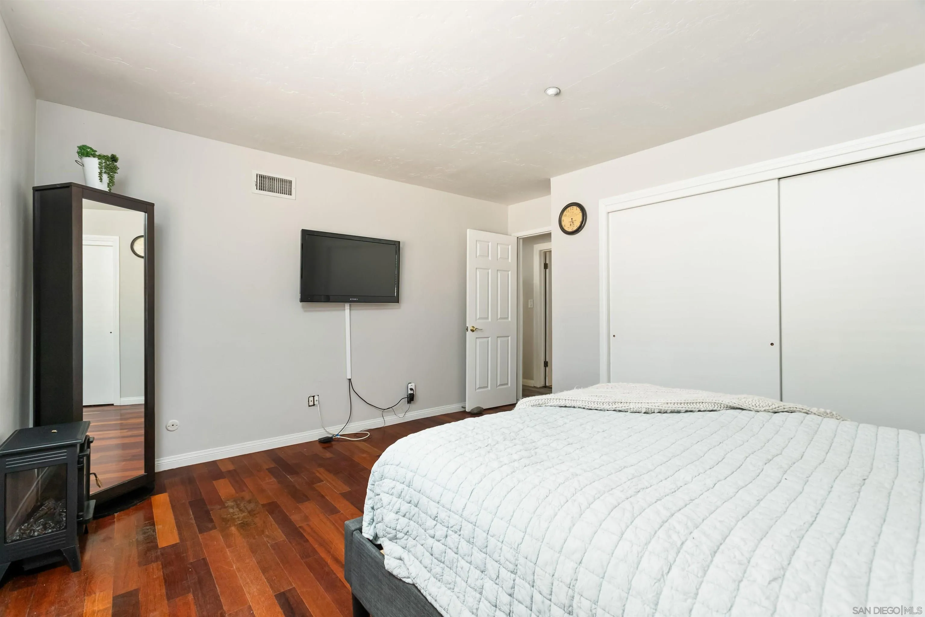 https://cdn.realtyfeed.com/cdn/127/260018159/24019fe689df1beba944015f04e71174.webp