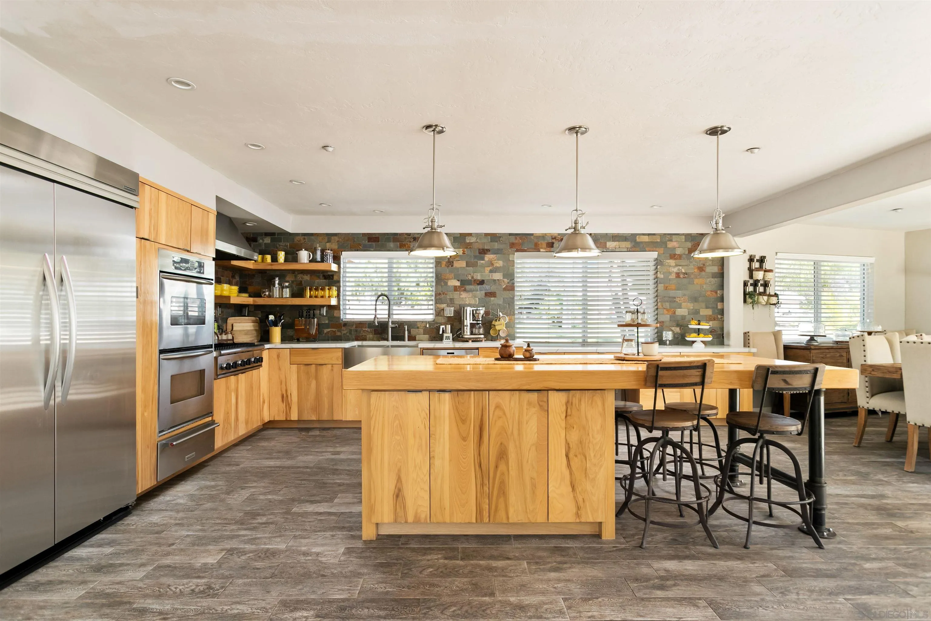 https://cdn.realtyfeed.com/cdn/127/260018159/49ac1a7dd69cab3720a9120ec5124cad.webp