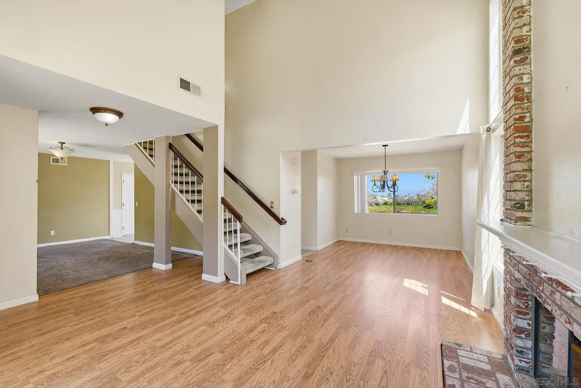 https://cdn.realtyfeed.com/cdn/127/260018170/eaa4290e06955853b292e760f755aacc.webp