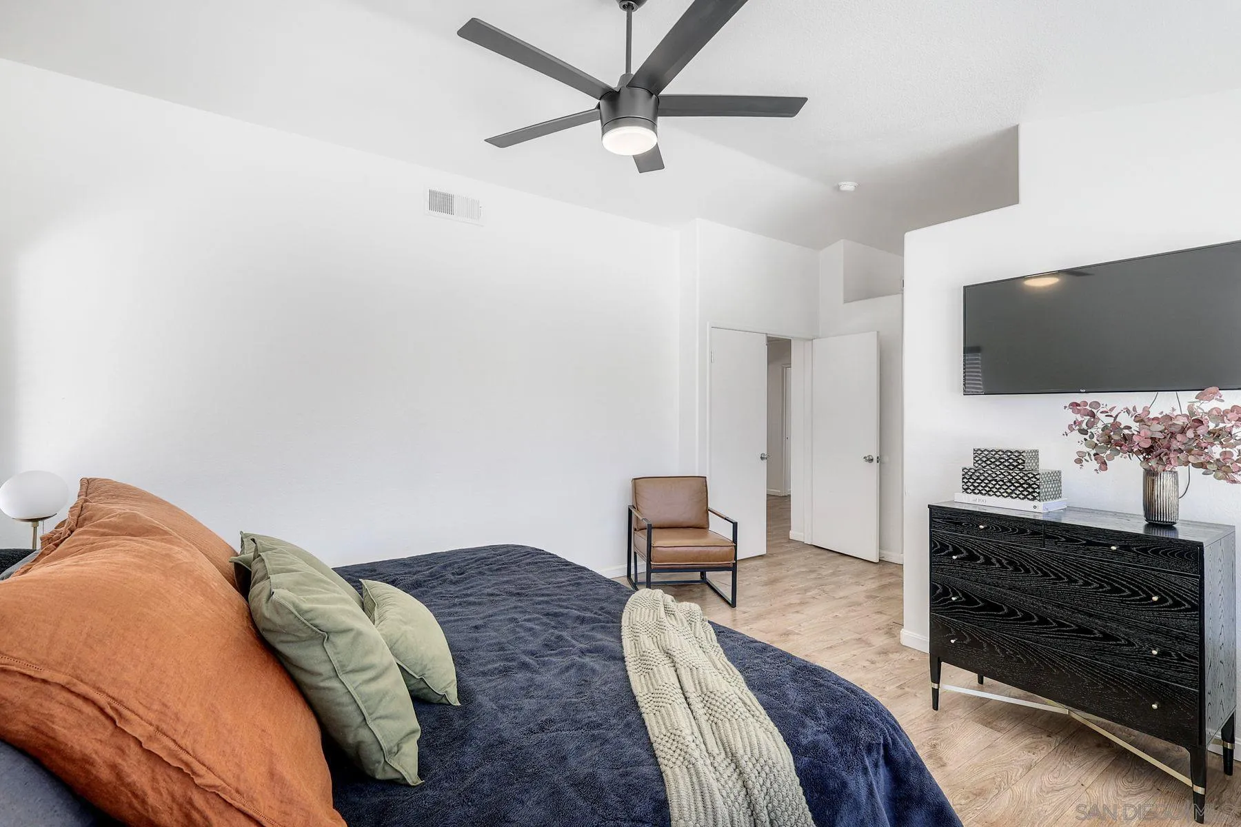 https://cdn.realtyfeed.com/cdn/127/260018176/16b09cdc7425cb368d4dcca0105a558f.webp