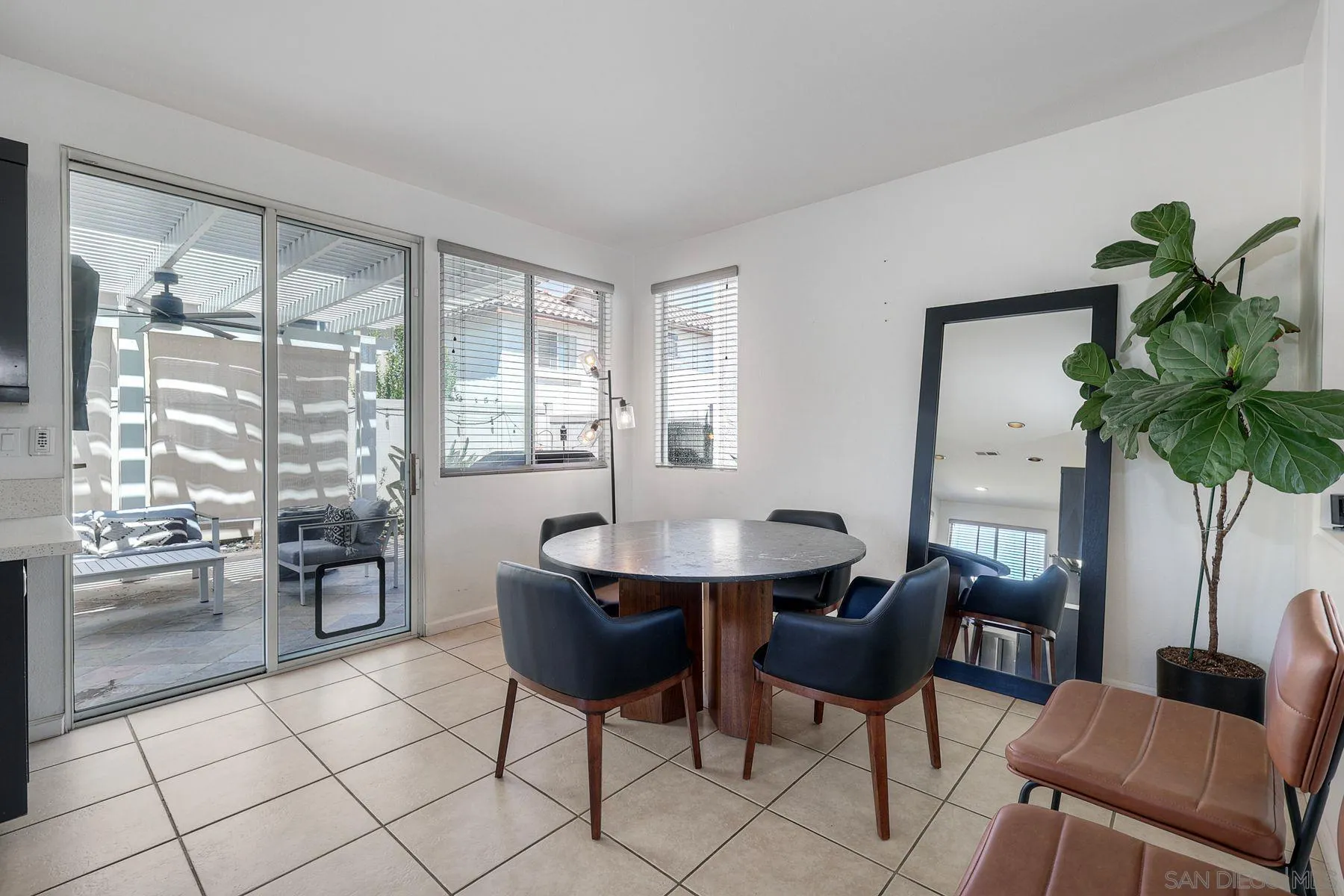 https://cdn.realtyfeed.com/cdn/127/260018176/70fe9c078894bef8e4f4788750e438fa.webp