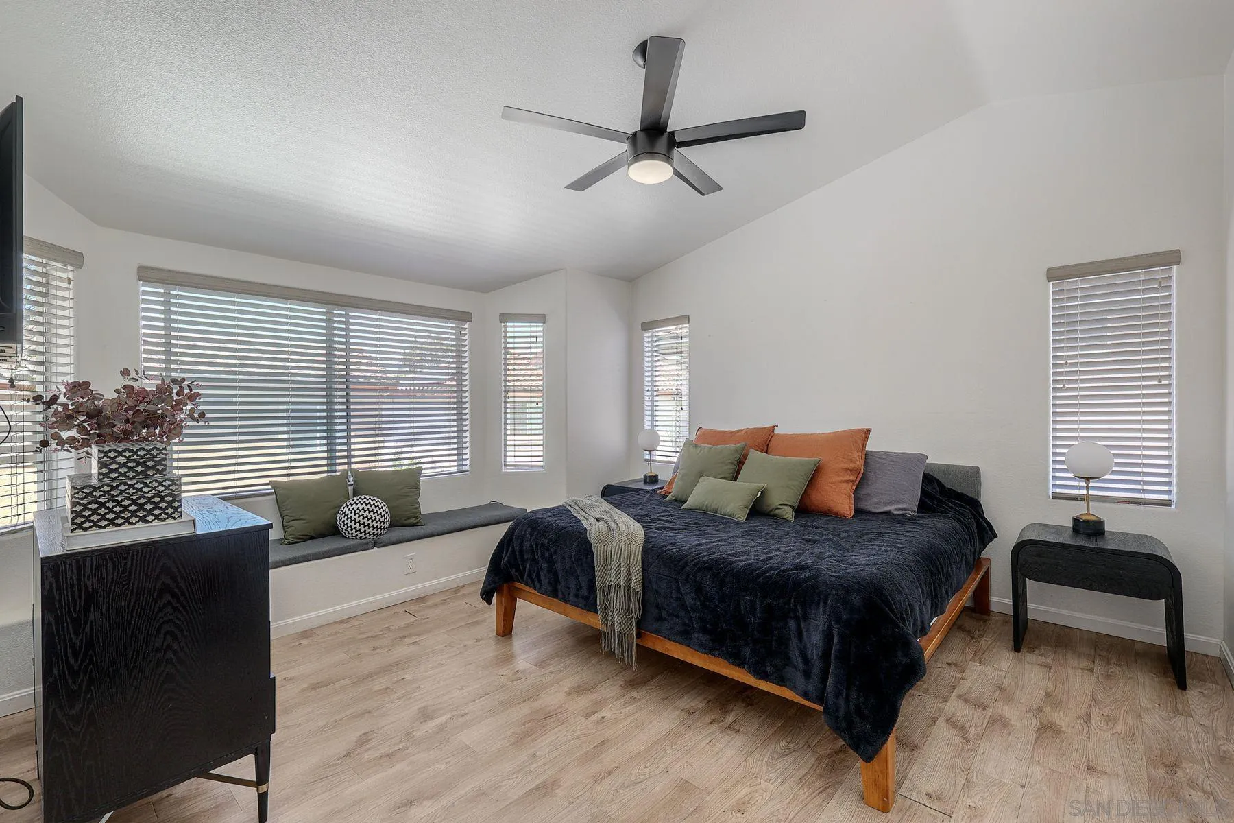 https://cdn.realtyfeed.com/cdn/127/260018176/8a909b5e4d4ffcf98f2001bba871cac5.webp