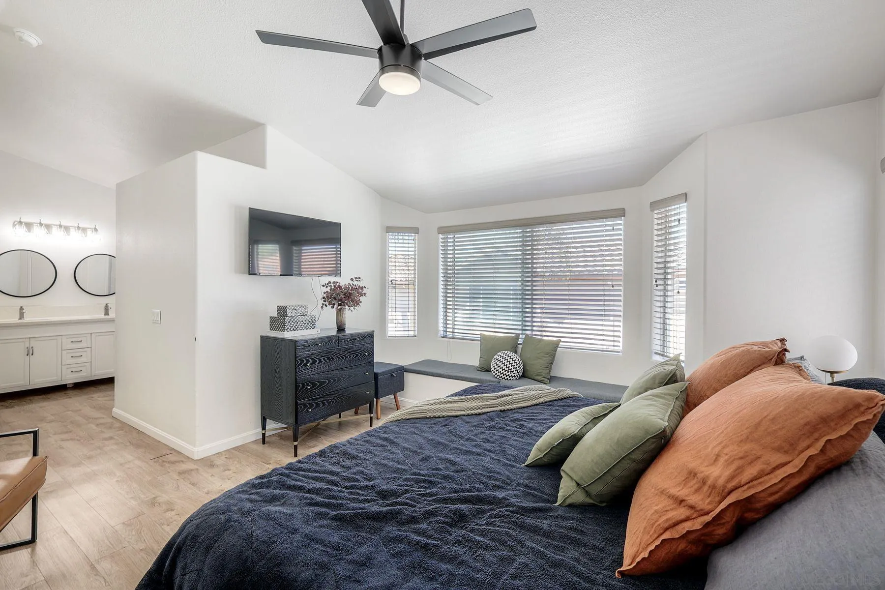 https://cdn.realtyfeed.com/cdn/127/260018176/a4253b440f1e999e863e27d313470a14.webp