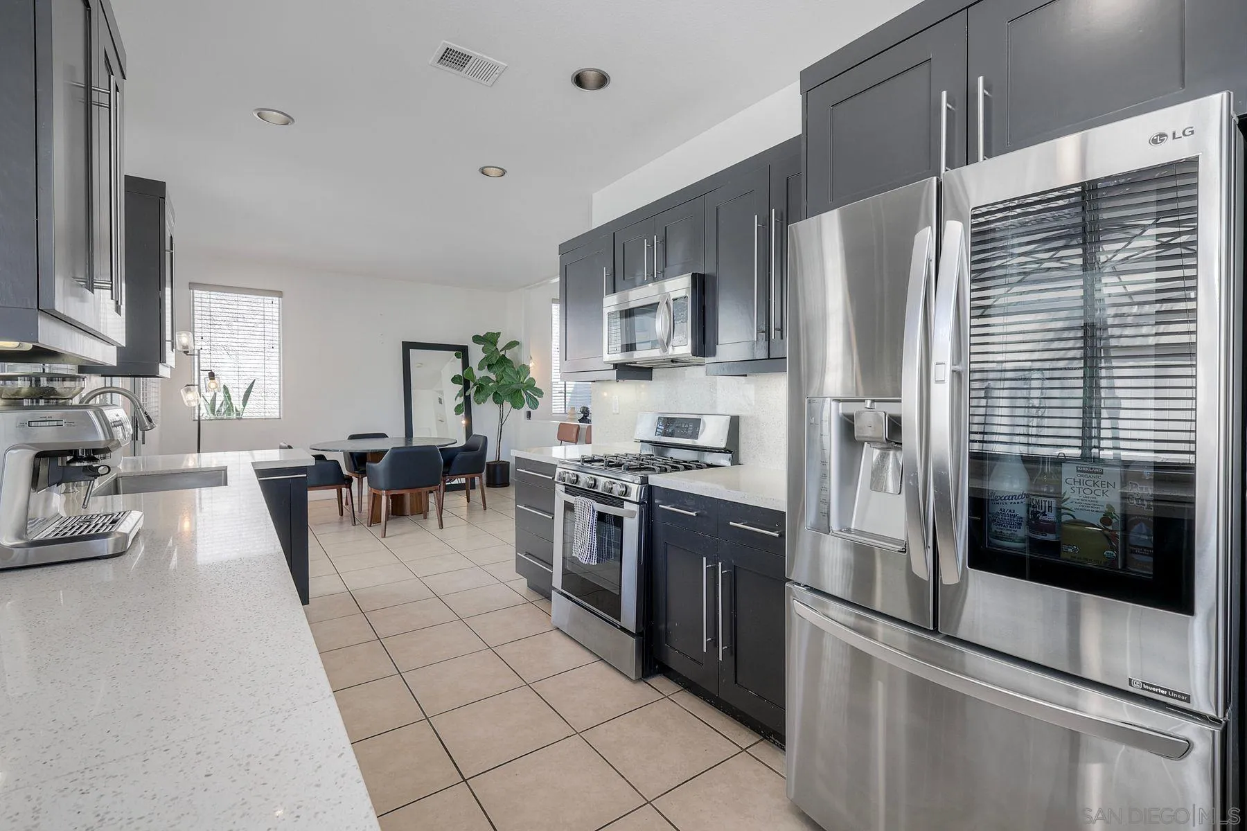 https://cdn.realtyfeed.com/cdn/127/260018176/acb1019601c0424578445a5aa2603314.webp